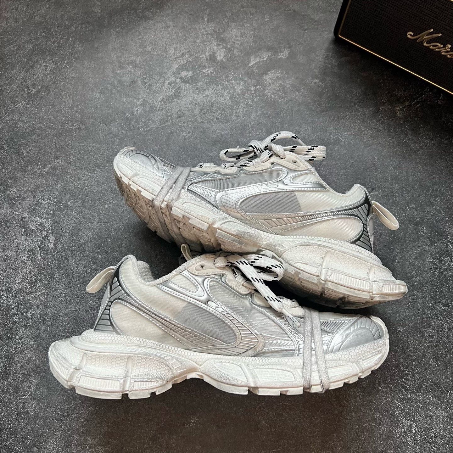 Balenciaga Balenciaga White Lowtop Sneakers XXXL Women Size US 8 / IT 38 - 1 Thumbnail