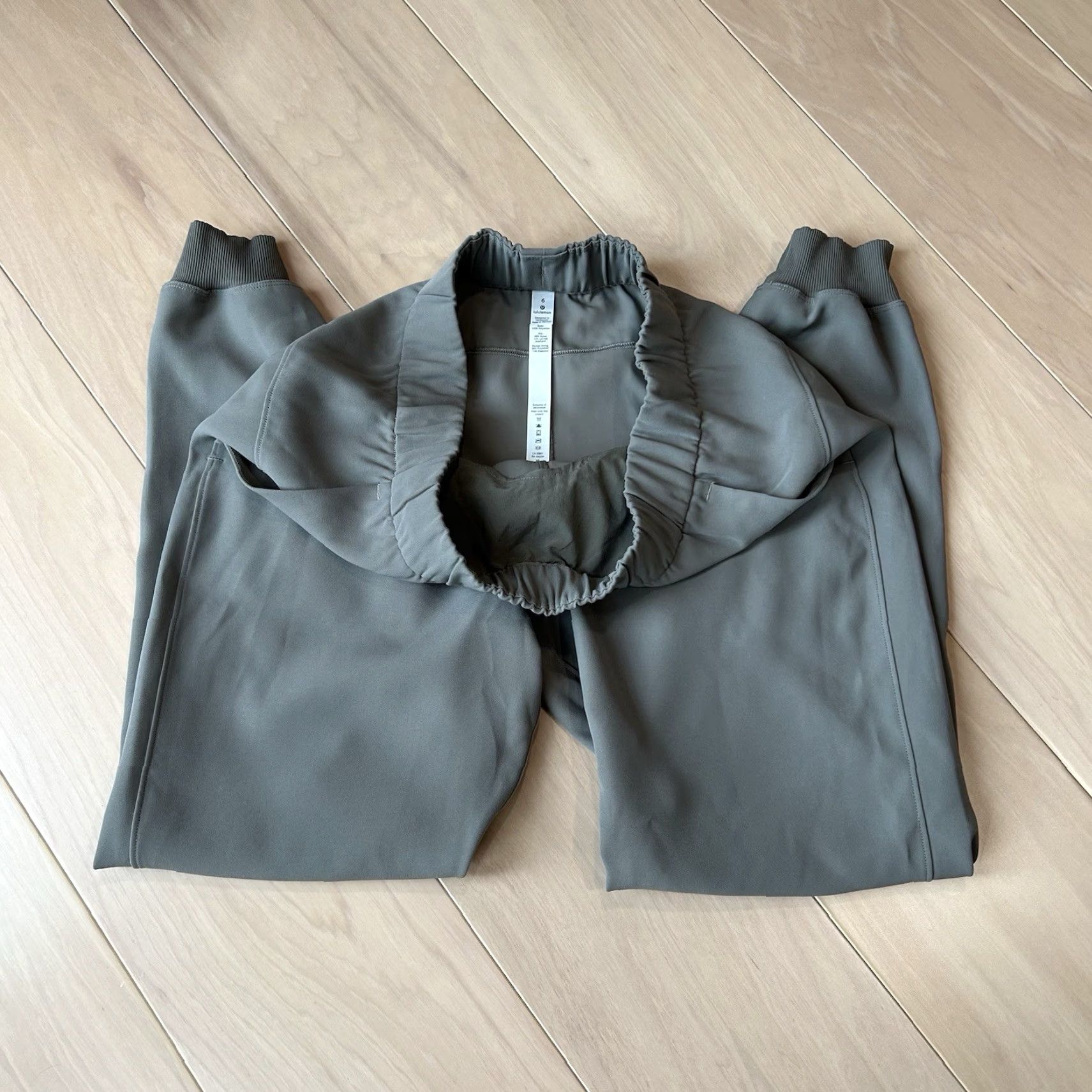 Lululemon Lululemon Luxtreme Jogger Taupe Women’s 6 Regular Inseam 27 Pockets Machine Washable Ta op? Size 28" / US 6 / IT 42 - 4 Thumbnail