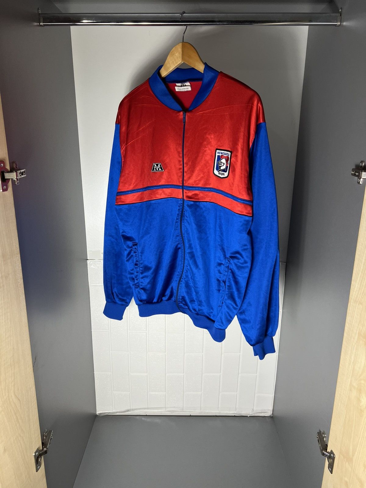Canterbury of New Zealand VINTAGE NEW CASTLE KNIGHTS NRL AUSTRALIA RUGBY JERSEY 90s Size US M / EU 48-50 / 2 - 6 Thumbnail
