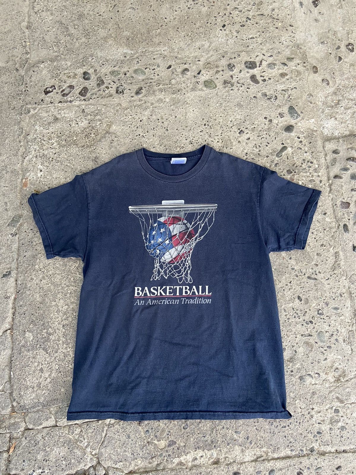 Vintage Vintage basketball an american tradition T shirt Size US L / EU 52-54 / 3 - 1 Thumbnail