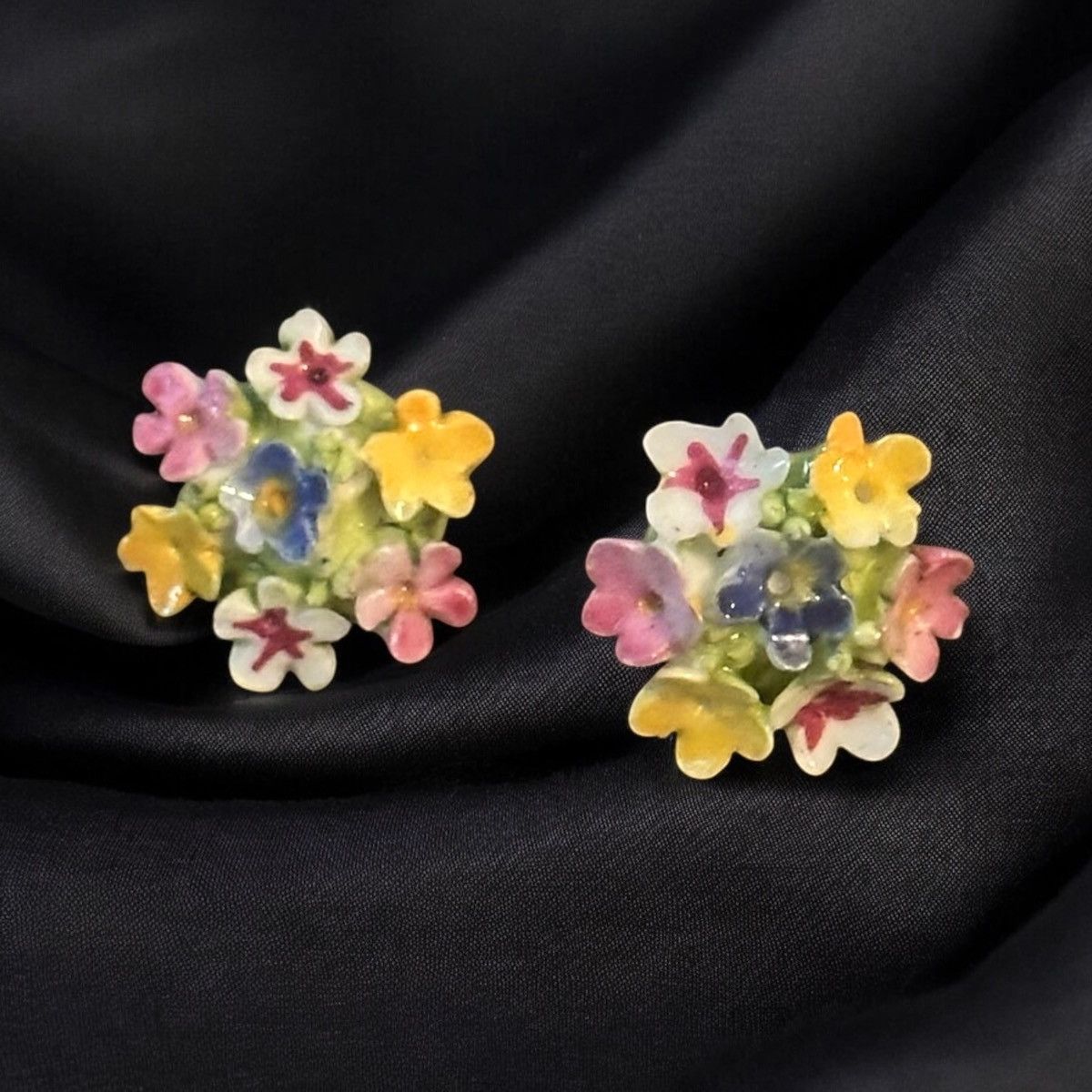 Vintage Vintage bone china flower bouquet screw back earrings Size ONE SIZE - 1 Thumbnail