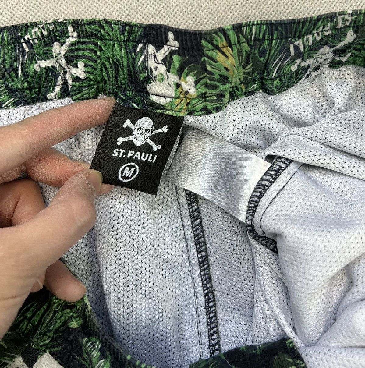 Vintage Shorts St. Pauli Skulls Leaves Size US 32 / EU 48 - 2 Thumbnail