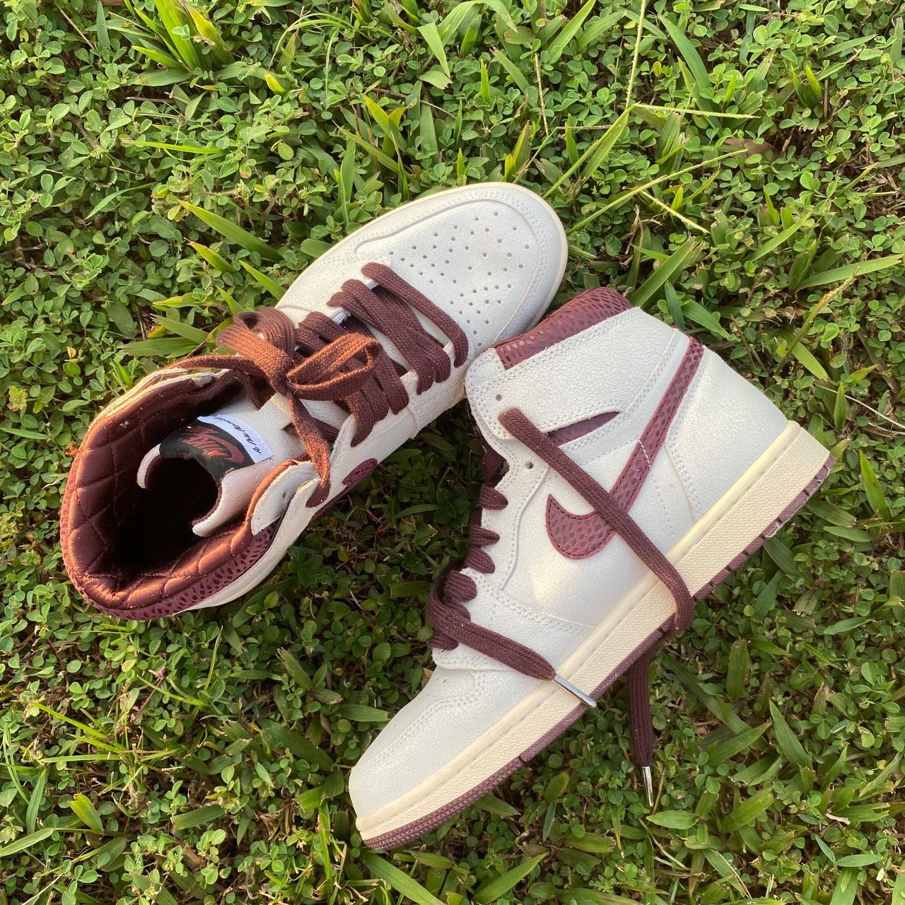 A Ma Maniere × Nike Air Jordan 1 Retro High OG A Ma Maniére “Burgundy Crush” Size US 9 / EU 42 - 2 Thumbnail