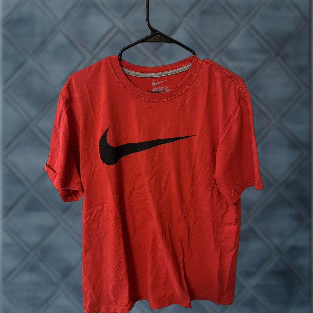 Nike Nike T-Shirt The Nike Tee T-shirt Mens Red Graphic Sz Large Regular Fit Size US L / EU 52-54 / 3 - 1 Thumbnail