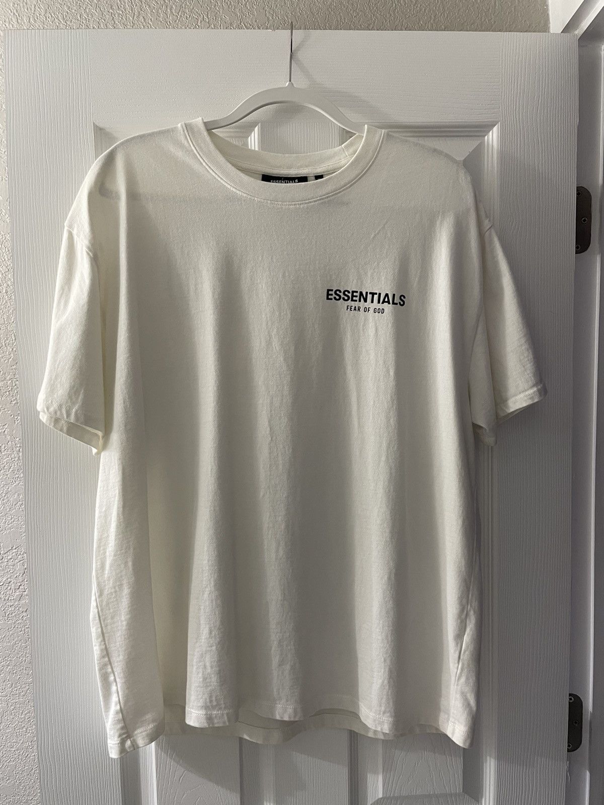 Tシャツ・カットソー SS18 FEAR OF GOD ESSENTIALS GRAPHIC BOXY LS T-SHIRT BLACK Fear of God Essentials Black T-Shirt - La Familia Street