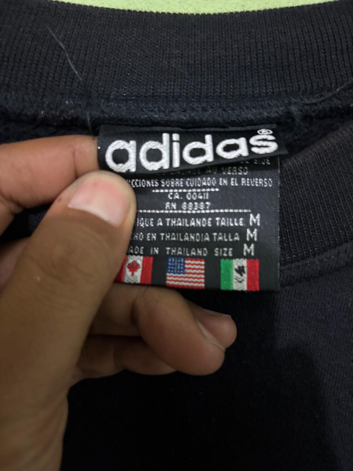 Adidas Vintage Adidas Sweatshirt Embroidered Logo Design Size US M / EU 48-50 / 2 - 11 Thumbnail
