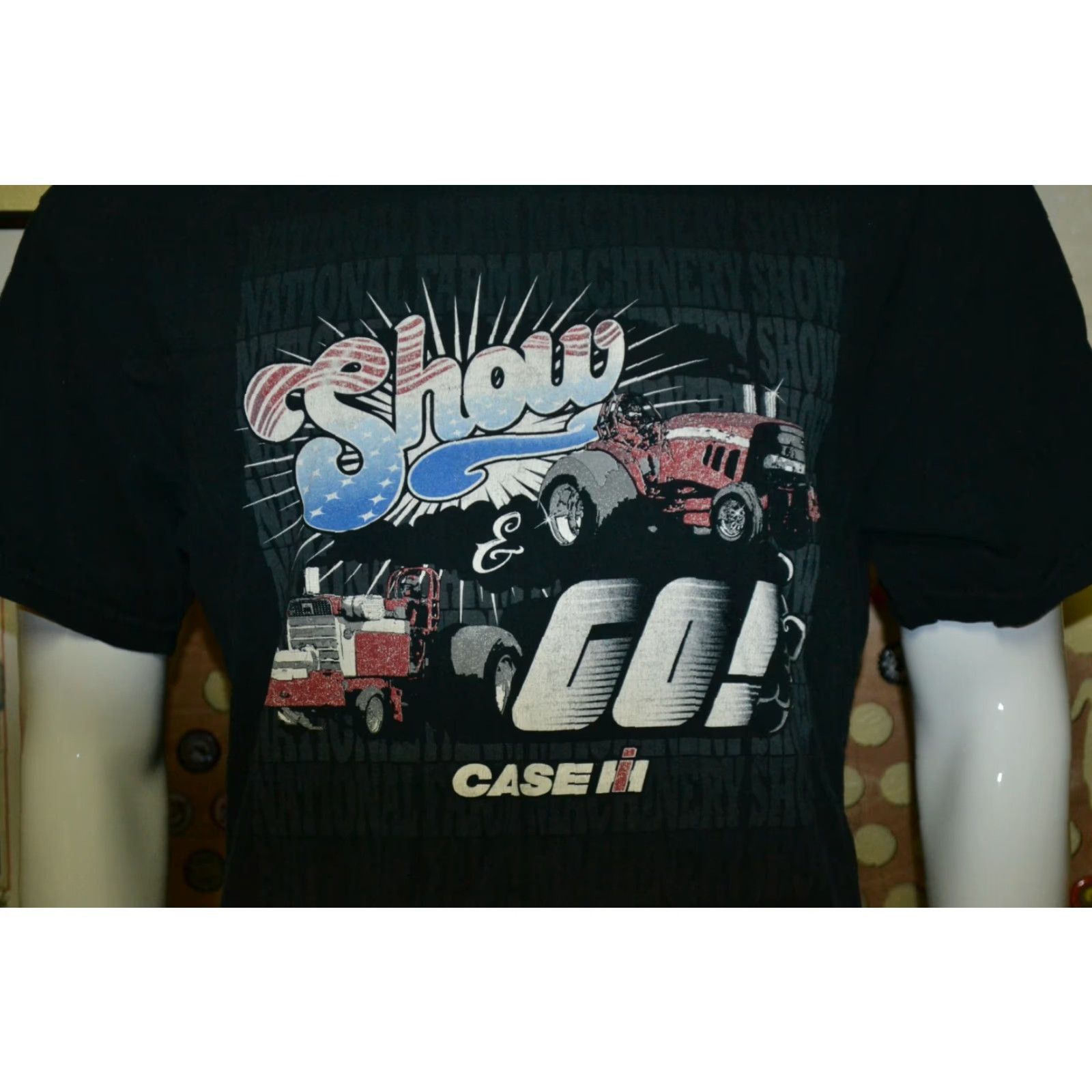 Gildan Case International Harvester Tractor National Farm Machinery Show T Shirt Large Mens Black 100% Cotton Graphic Tee Short Sleeve IH Show & Go Size US L / EU 52-54 / 3 - 2 Thumbnail