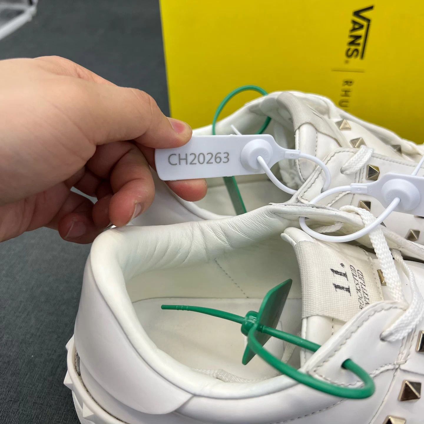 Valentino Valentino White Gold Rivet Low Top Sneakers 43.5 Like New Size US 10 / EU 43 - 9 Thumbnail