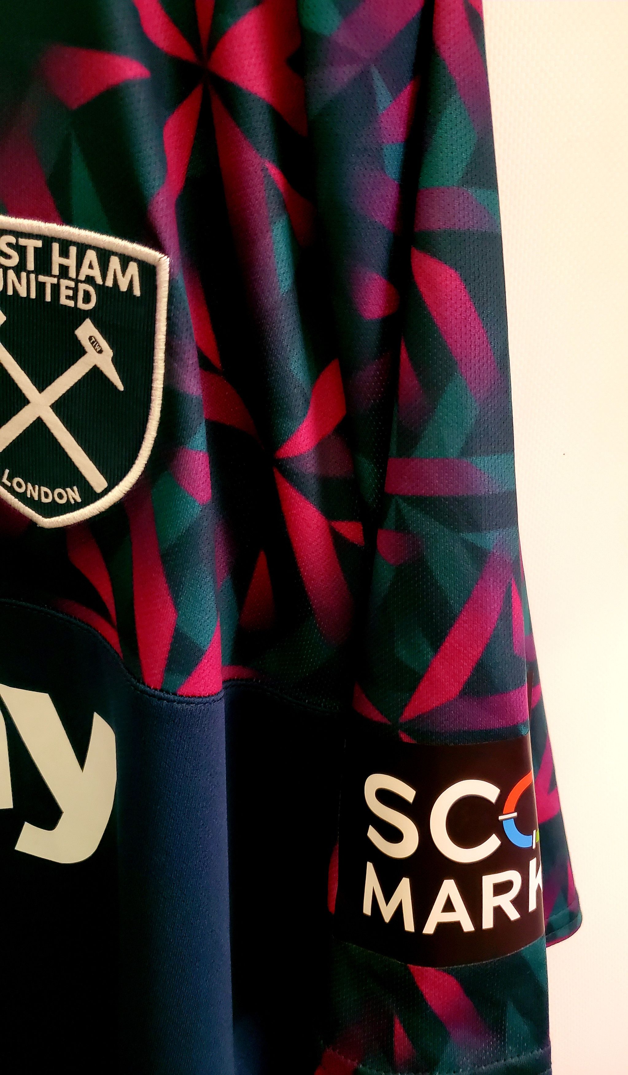 Umbro 2022-2023 West Ham Home Goalkeeper jersey New condition 3Xl Size US XXL / EU 58 / 5 - 3 Thumbnail