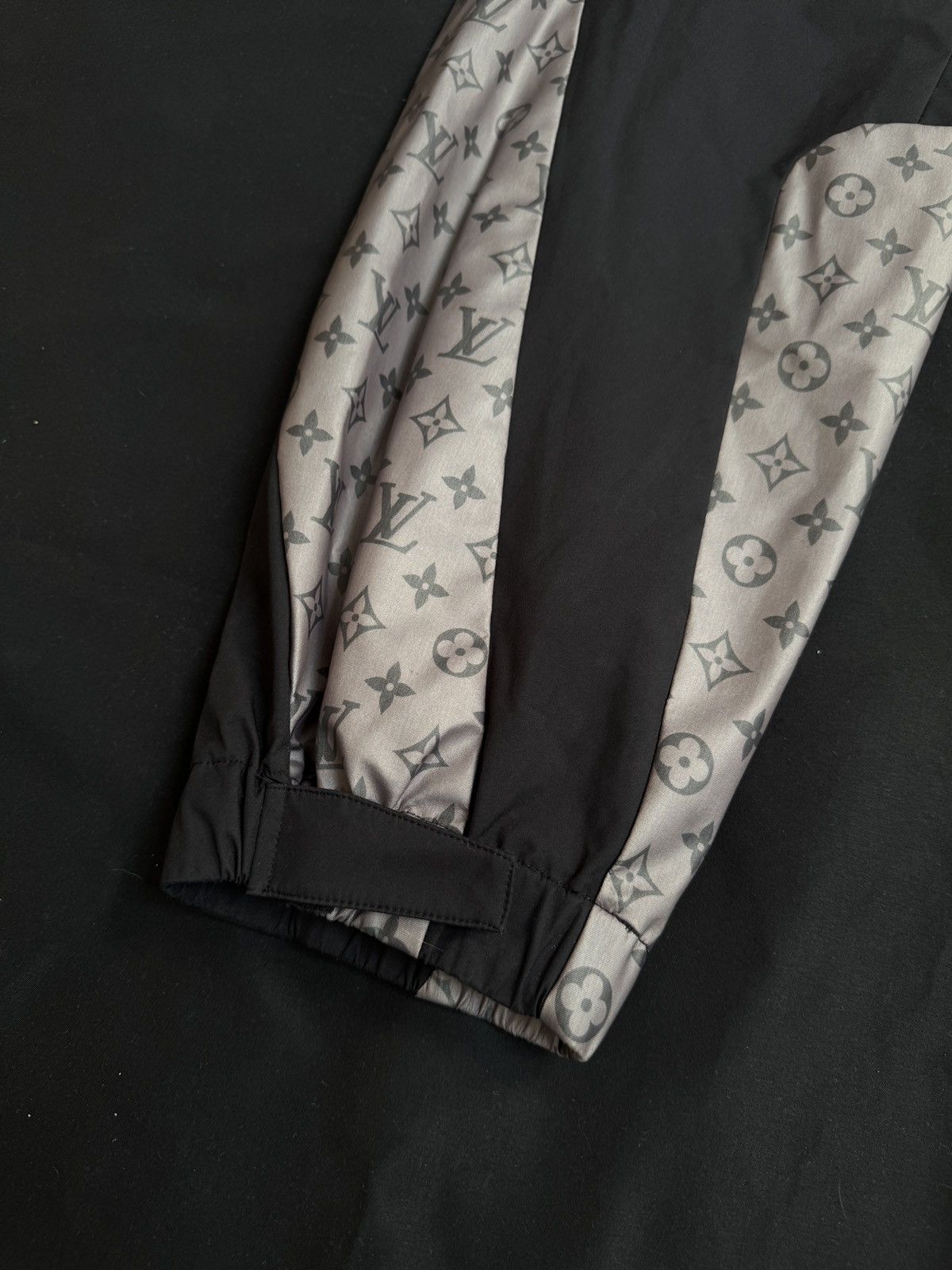 Louis Vuitton Louis Vuitton 2054 Heat Reactive Monogram Logo Track Pants Size US 44 / EU 60 - 6 Thumbnail