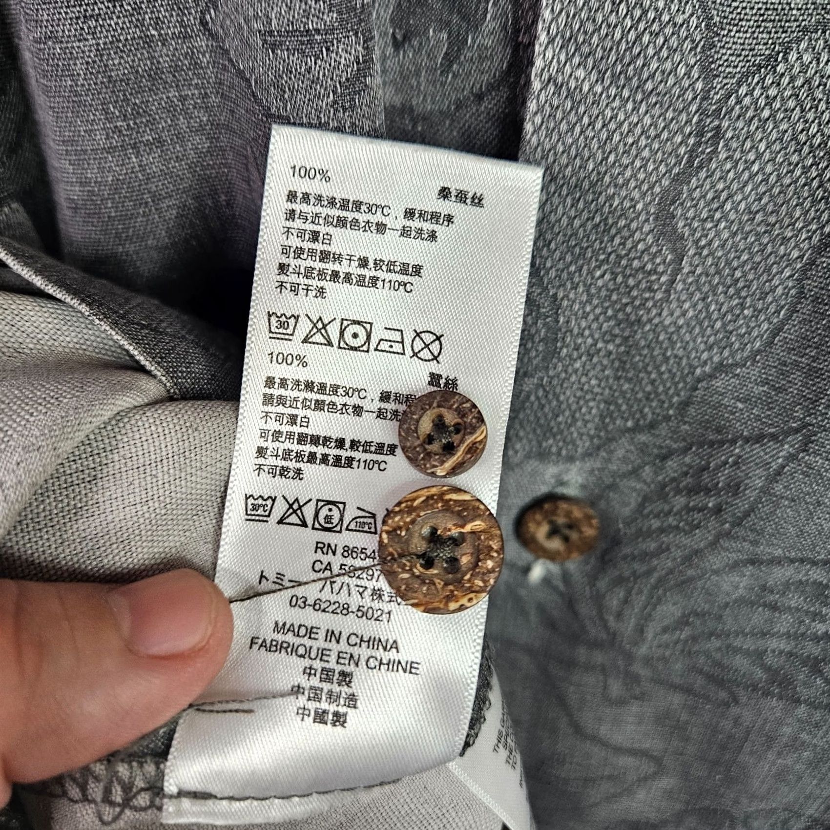 Tommy Bahama Tommy Bahama Silk Shirt Men's M Gray Floral Hawaiian Camp Shirt Button-Up Short Sleeve Urban Vintage? Size US M / EU 48-50 / 2 - 5 Thumbnail