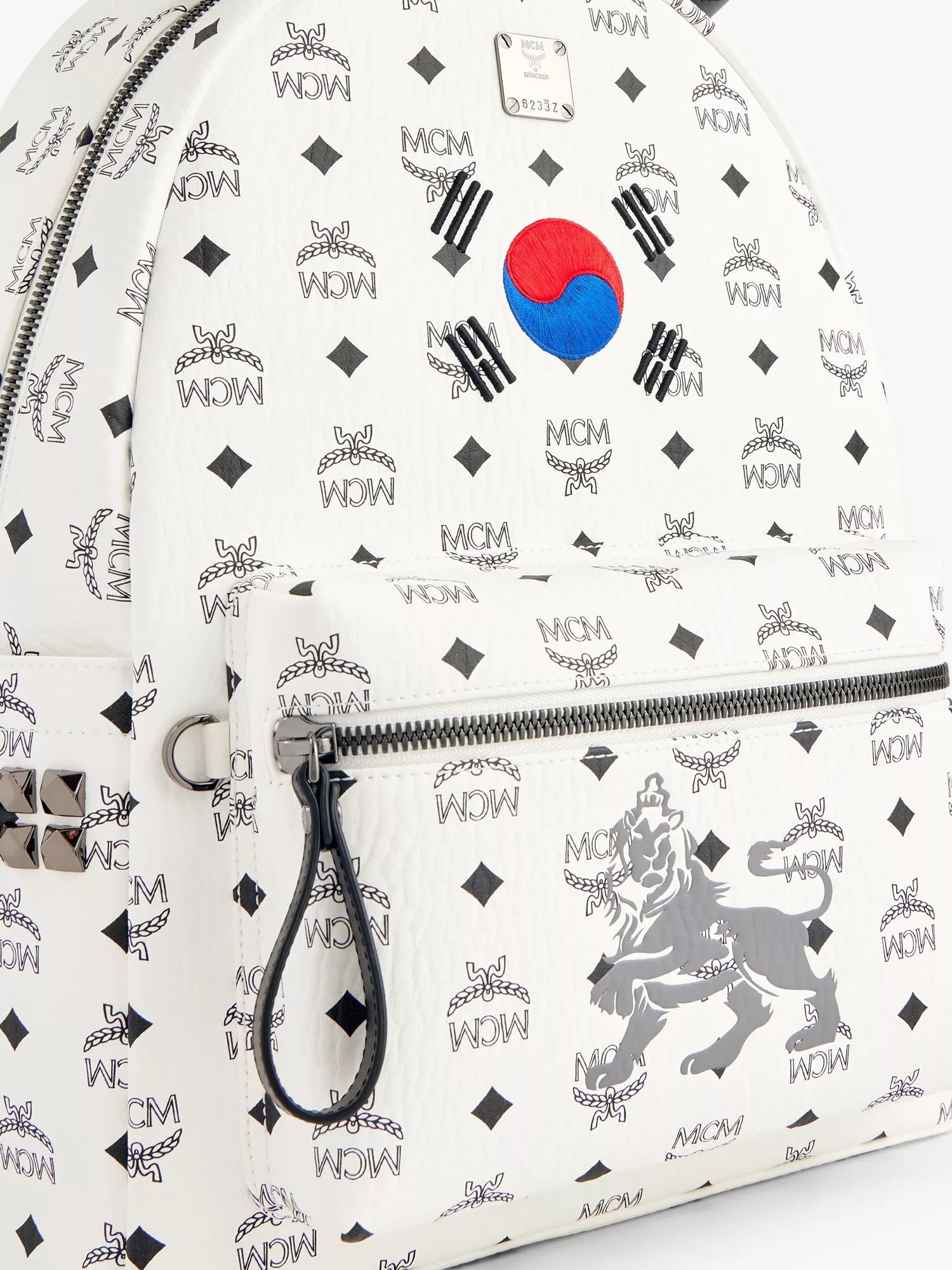 MCM o1mt1gz0825 Size: OS / Medium Backpack in White Size ONE SIZE - 3 Thumbnail