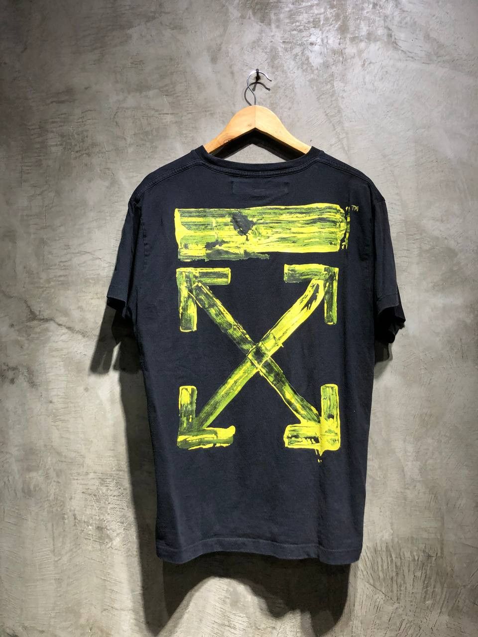 image of Off White Off-White Acrylic Arrows Tee in Black, Men's (Size Large)