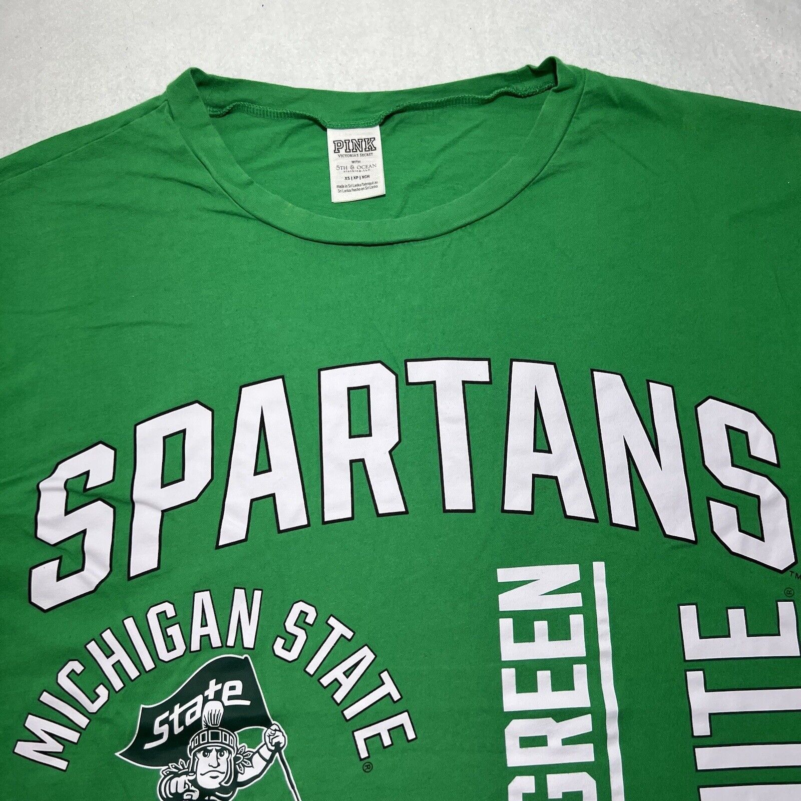Victoria's Secret Victoria's Secret PINK Michigan Spartans Graphic T Shirt Size XS / US 0-2 / IT 36-38 - 4 Thumbnail