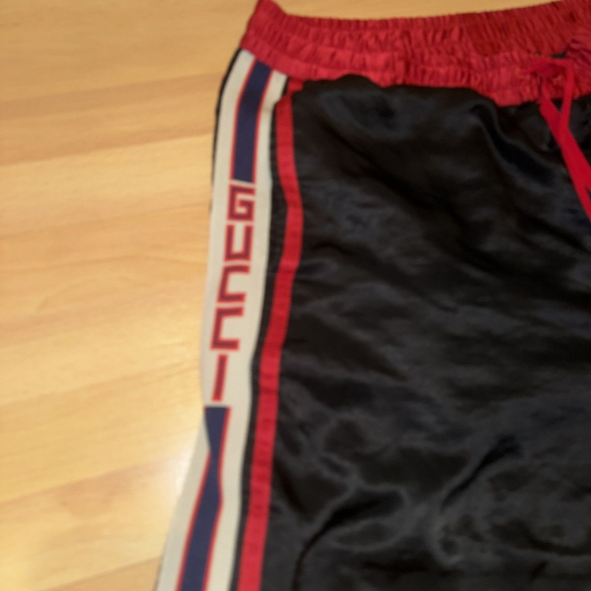 Gucci Gucci Logo Tape Satin Shorts Black/Red Size US 31 - 2 Thumbnail