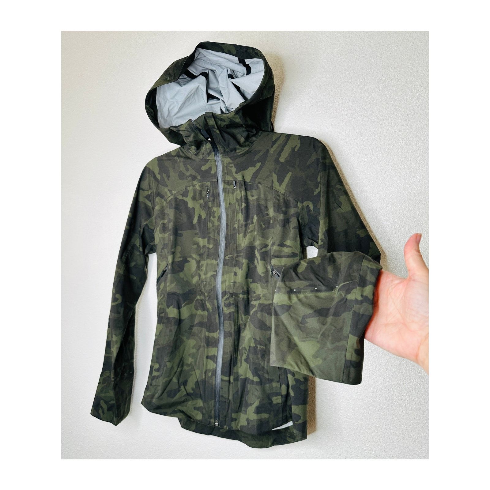 Lululemon Lululemon Olive Green & Black Camo Front Zip Hooded Jacket 2 Size XS / US 0-2 / IT 36-38 - 1 Thumbnail