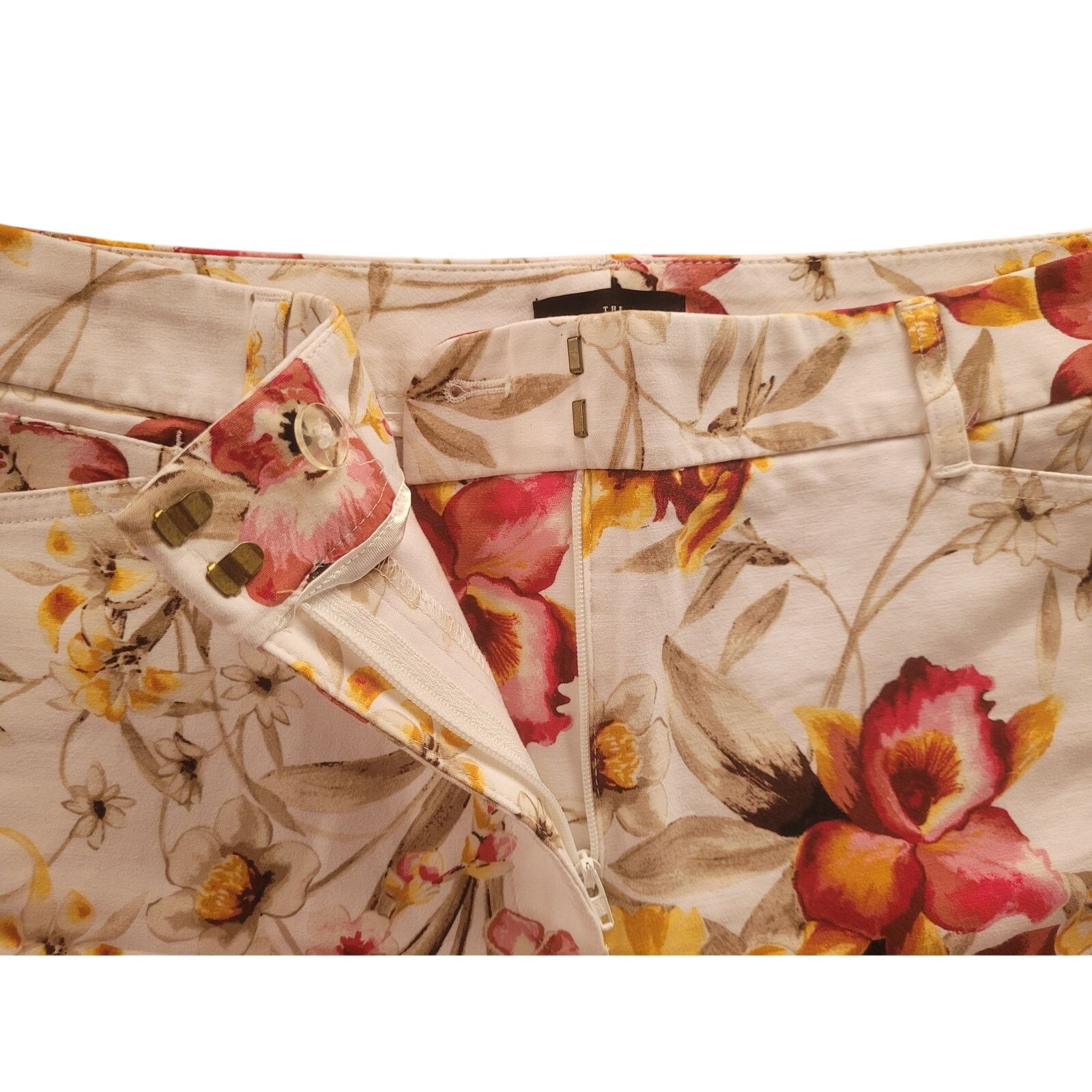 White House Black Market White House Black Market Shorts White FloralChino Style Sz 8 Size 30" / US 8 / IT 44 - 3 Thumbnail