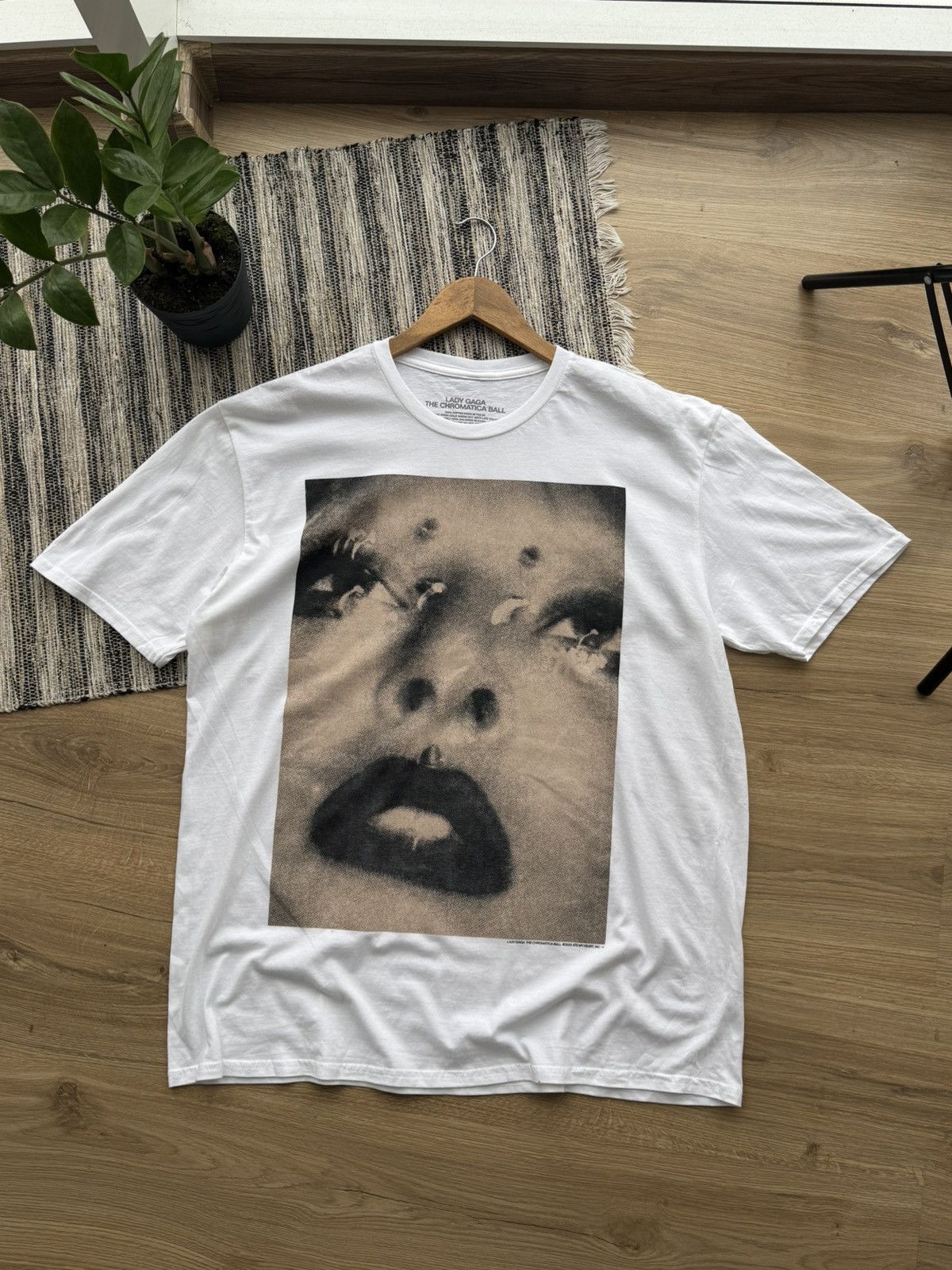 Band Tees LADY GAGA THE CHROMATICA BALL TOUR 2022 T-SHIRT OFFICIAL M Size US M / EU 48-50 / 2 - 2 Thumbnail