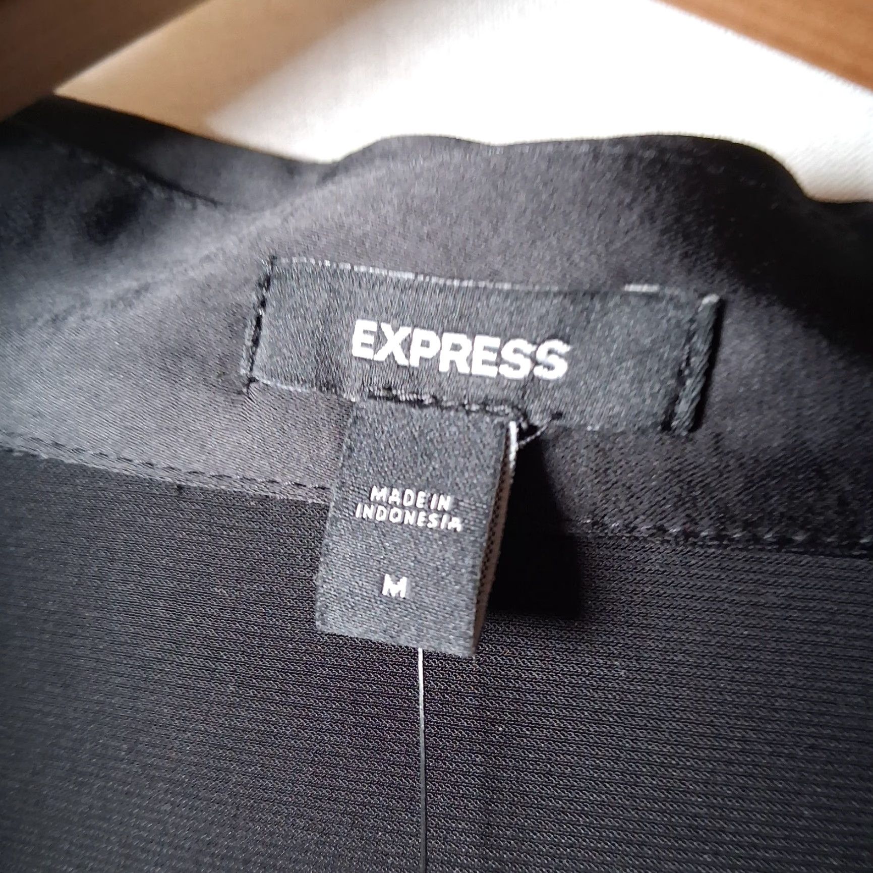 Express Express Blouse Shirt M Black Satin Long Sleeve V-Neck Flare Cuffs Button Gothic Vampire Fairy Women Size M / US 6-8 / IT 42-44 - 4 Thumbnail