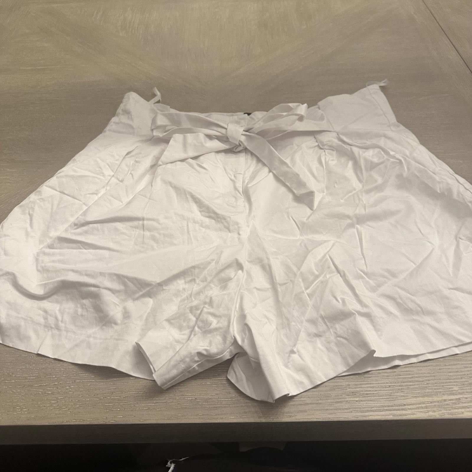 Designer Alex Marie Chic White High-Waisted Shorts with Bow Tie Size 40" / US 18 - 1 Thumbnail