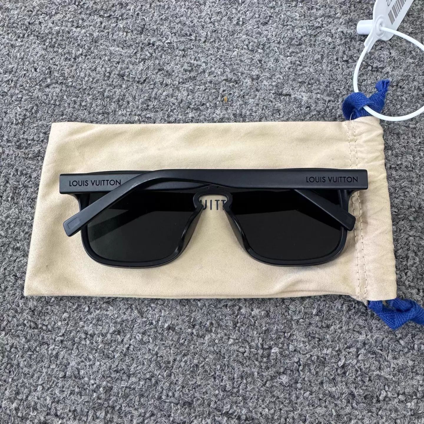 Louis Vuitton LV Monogram 99 new black frame one-piece sunglasses Size ONE SIZE - 3 Thumbnail
