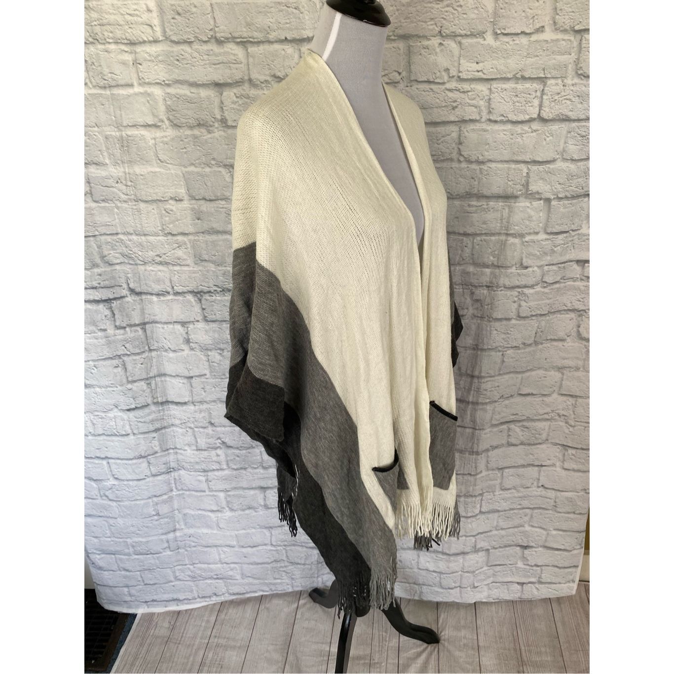 Apt. 9 Apt 9 women OS sweater wrap with front pockets & fringe hem Size S / US 4 / IT 40 - 3 Thumbnail