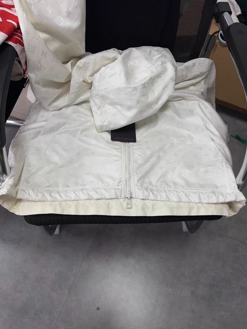 Louis Vuitton Louis Vuitton White double-sided presbyopic pin assault ja Size US L / EU 52-54 / 3 - 8 Thumbnail