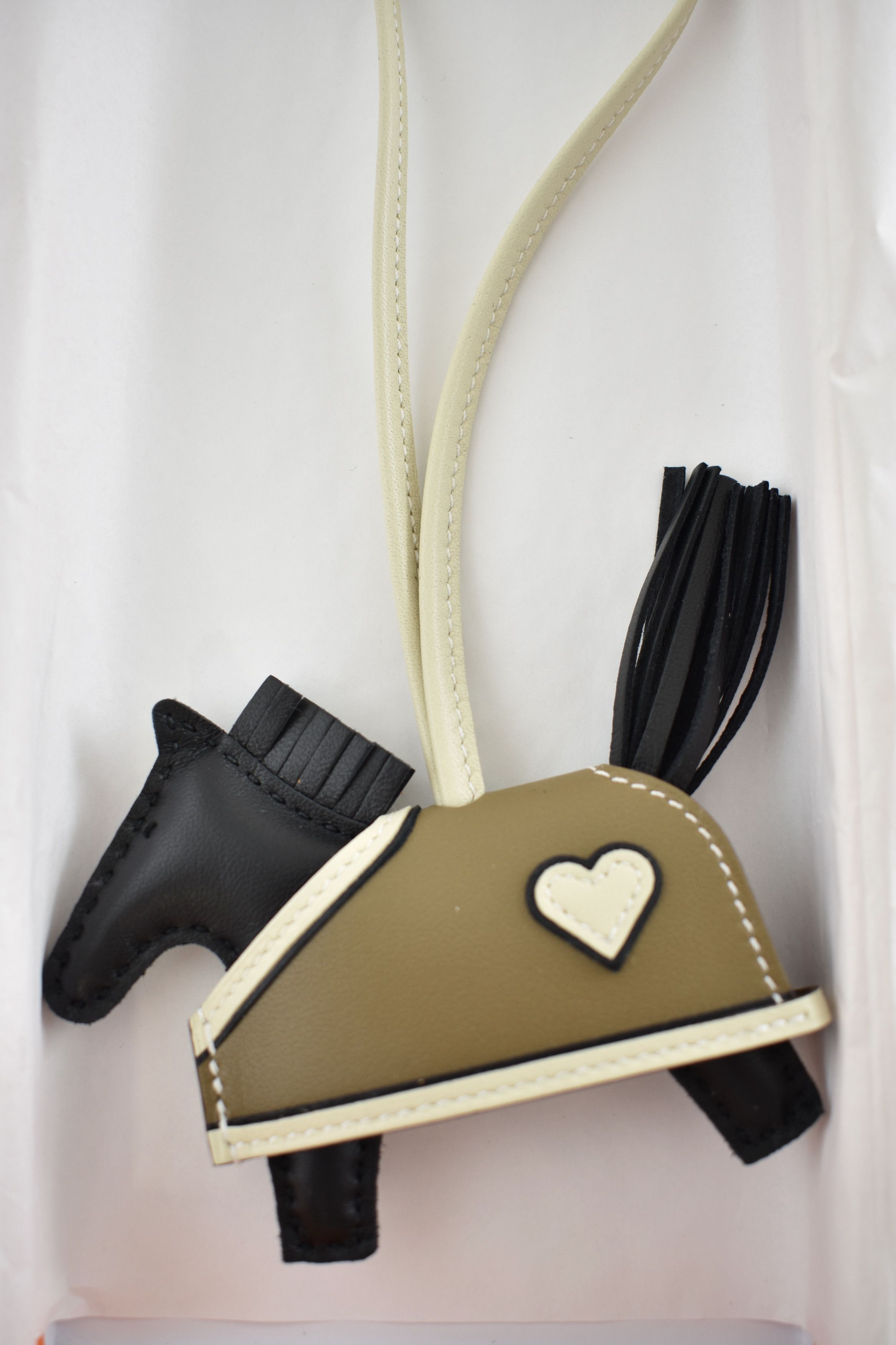 Hermes Horse Rodeo Robeo Coeur PM Heart Craie Etoupe Bag Charm Size ONE SIZE - 8 Thumbnail