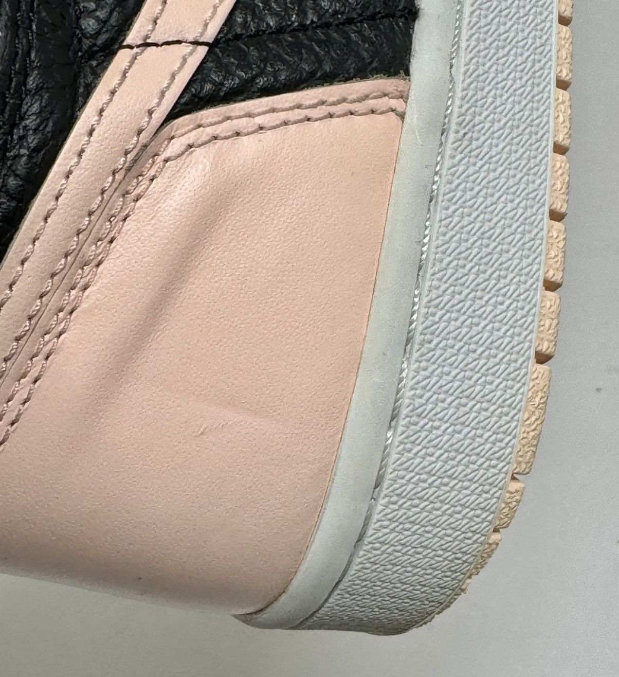 Jordan Brand × Nike 2019 Nike Air Jordan 1 Retro OG Black Crimson Tint size 9.5 Size US 9.5 / EU 42-43 - 9 Thumbnail