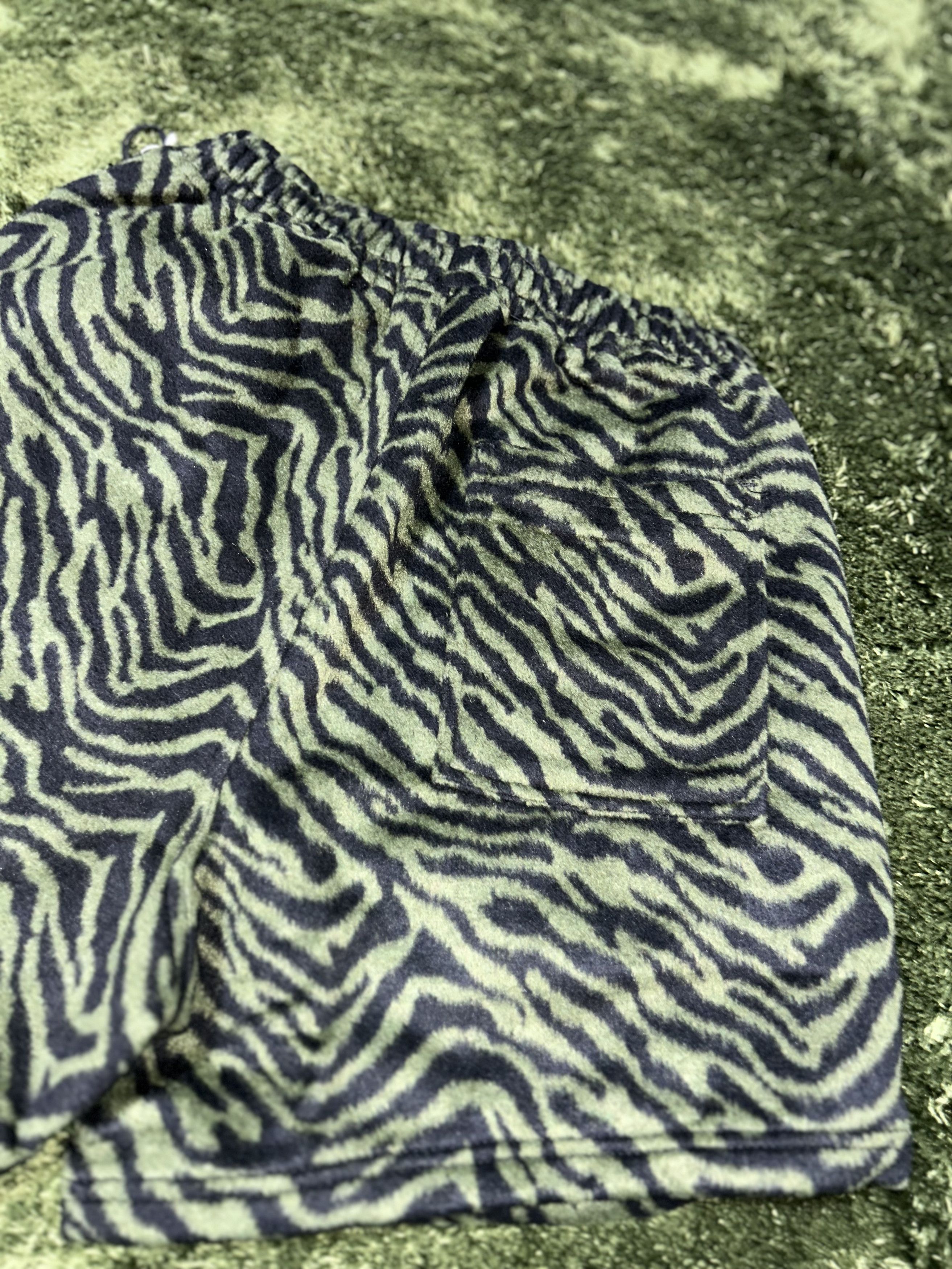 Pleasures [M] pleasures fuzzy stripe pattern shorts Size US 34 / EU 50 - 6 Thumbnail