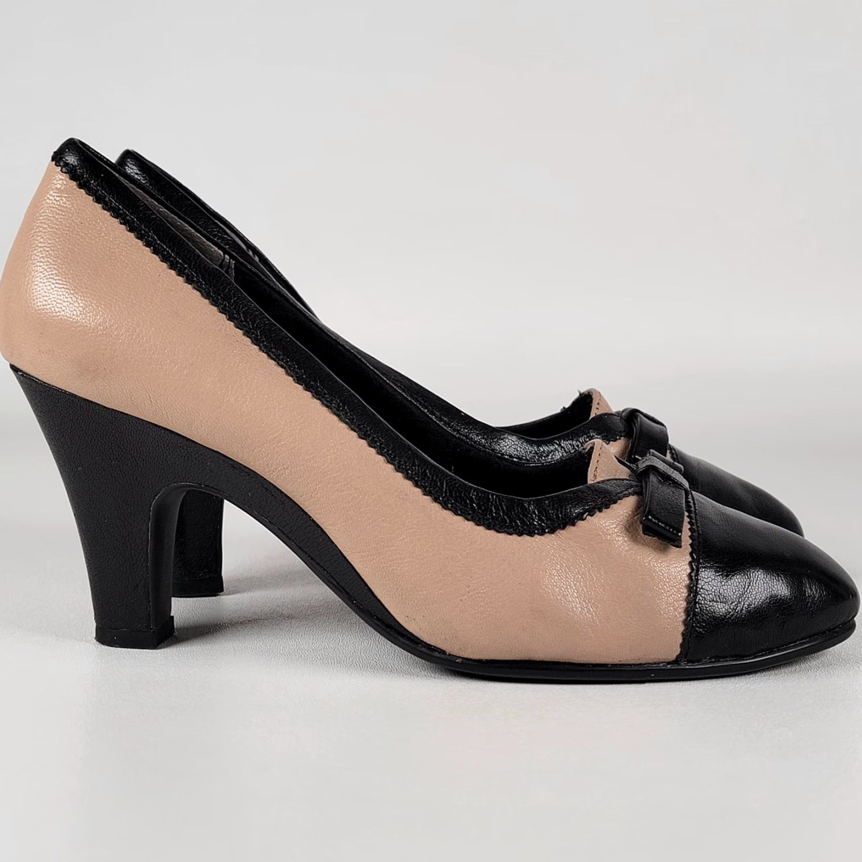 Vintage Aerosoles City Scape Kitten Heel Pumps Womens 9.5 Black Tan Bow Leather Slip On Solid Round Toe City Women Heel Pump 9.5 Womens Size US 10 / IT 40 - 2 Thumbnail
