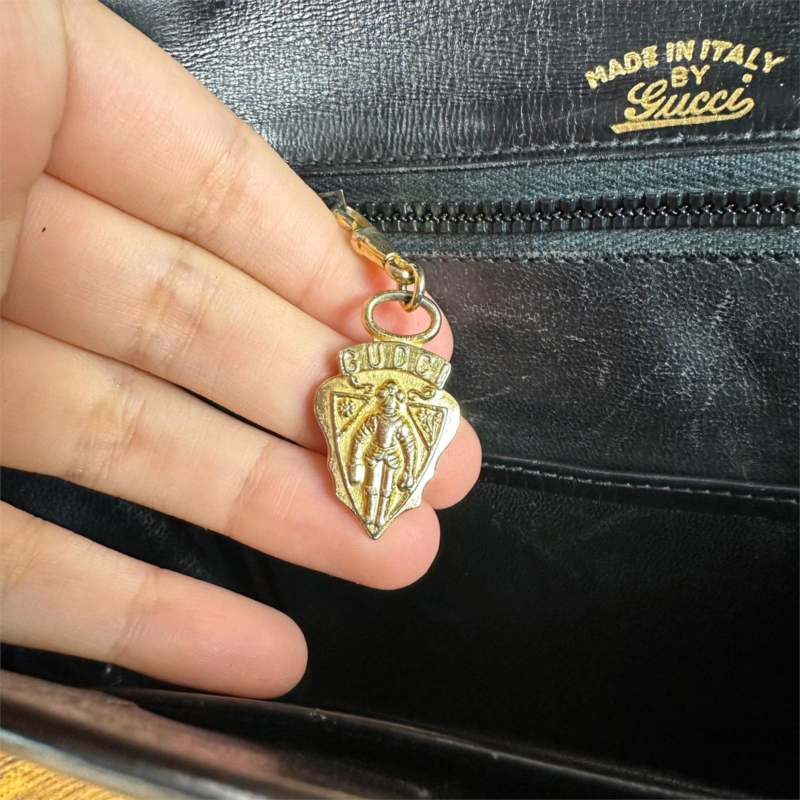 Gucci Vintage Gucci Black Leather Shoulder Bag With Crest Charm Size ONE SIZE - 6 Thumbnail