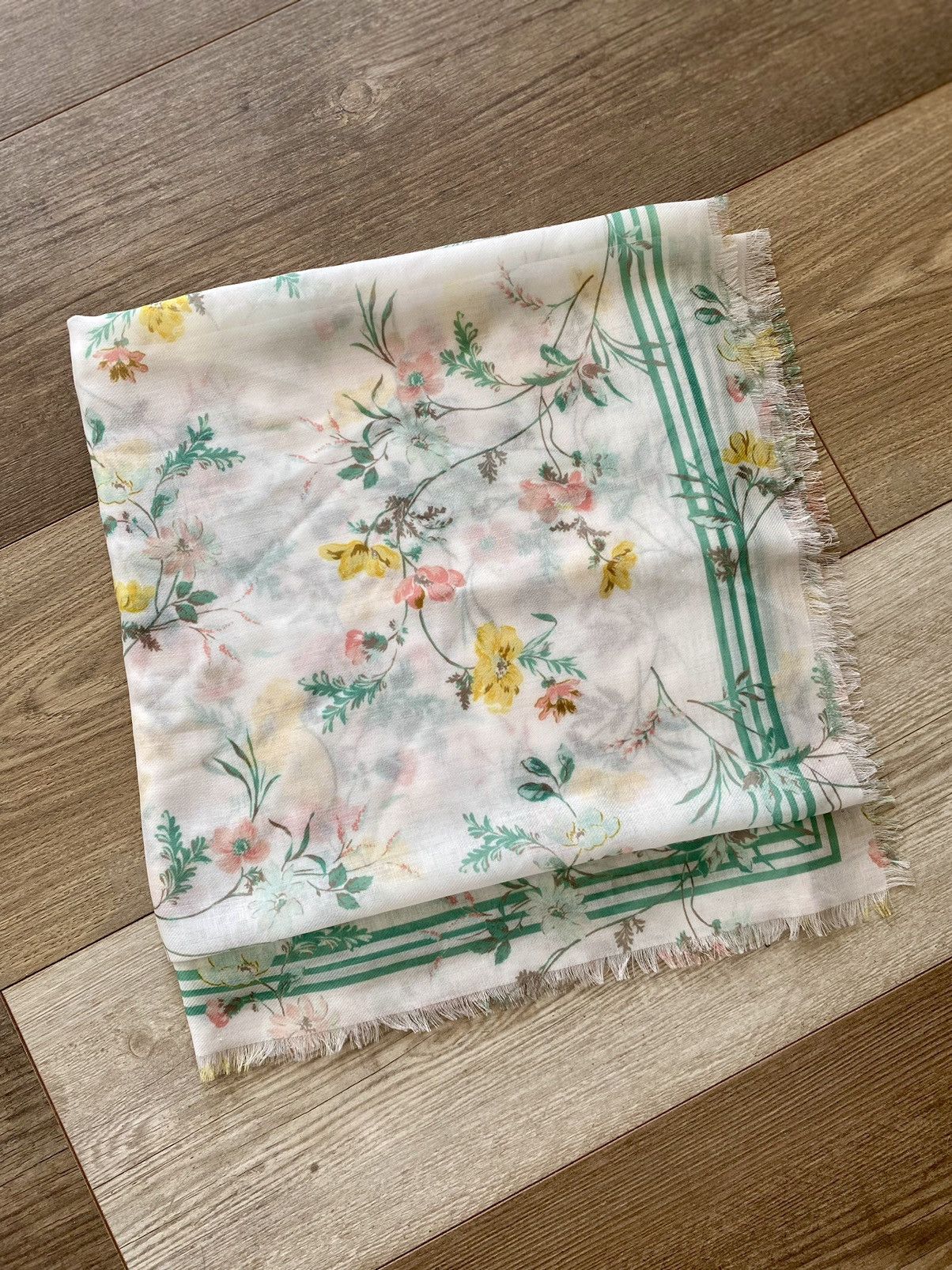Other BEAUTIFUL VINTAGE LARGE FRAYED FLORAL SHAWL SCARF Size ONE SIZE - 5 Thumbnail