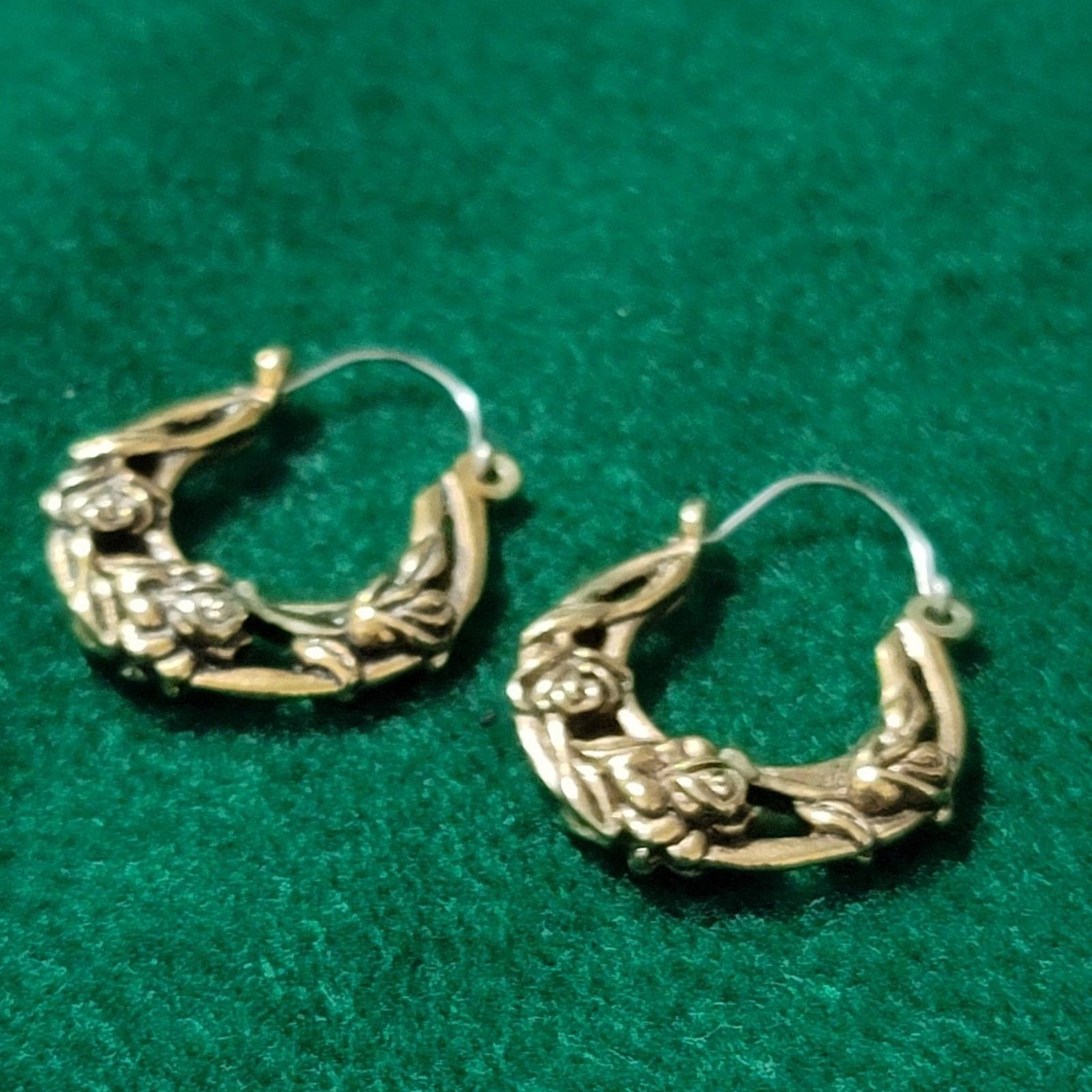 The Unbranded Brand Vtg Floral Design Gold Tone Hoop Earrings Size ONE SIZE - 4 Thumbnail