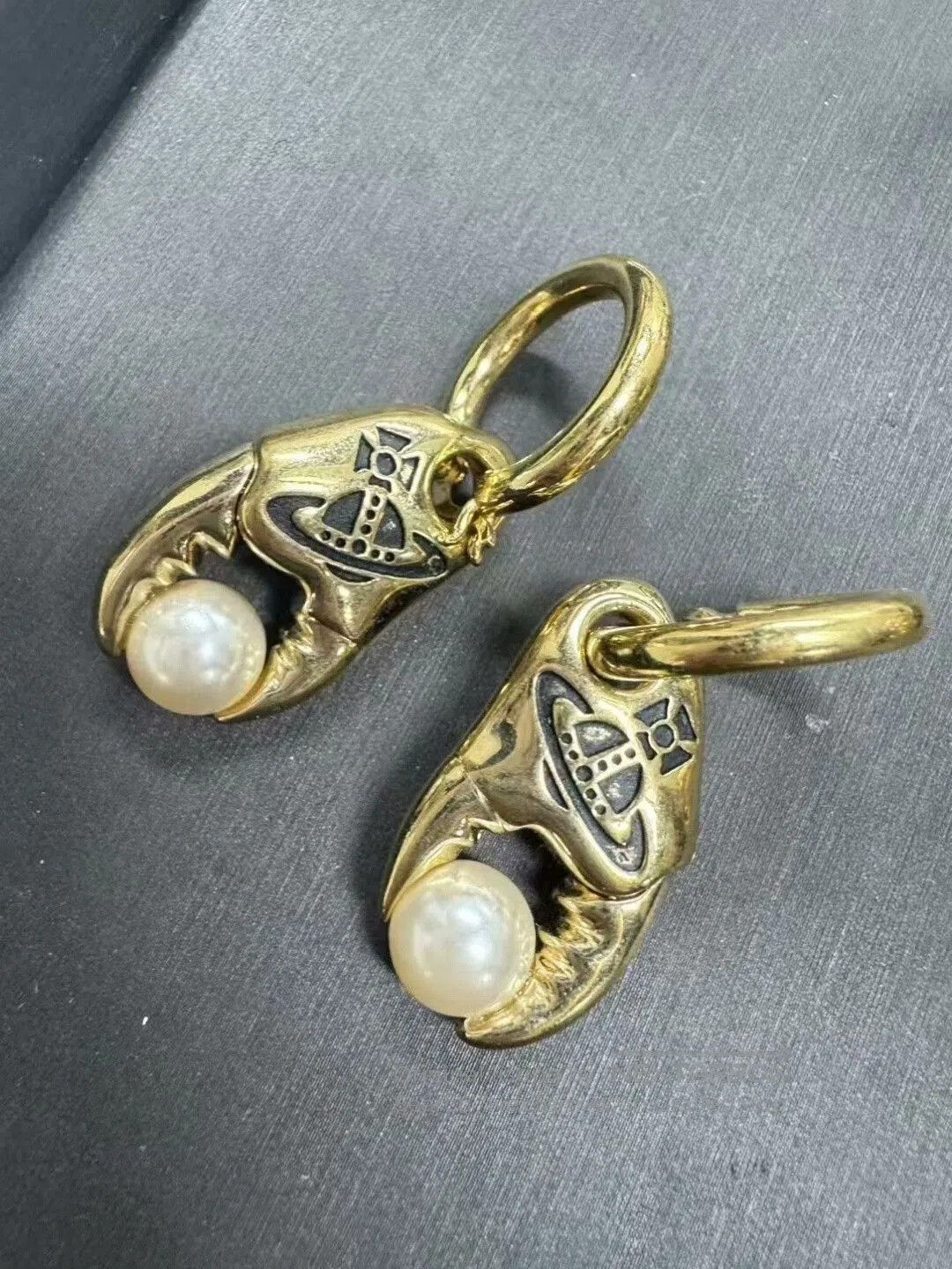 Vivienne Westwood Vivienne Westwood Crab Claw Pearl Earrings. Size ONE SIZE - 1 Thumbnail
