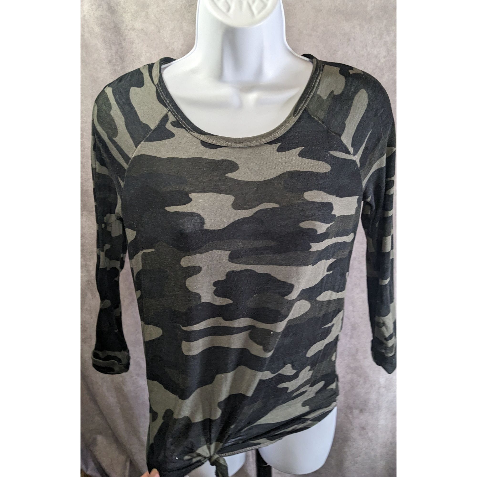 Lucky Brand Lucky Brand Camo Camo Long Sleeve Top With Front Knot Size XS / US 0-2 / IT 36-38 - 1 Thumbnail
