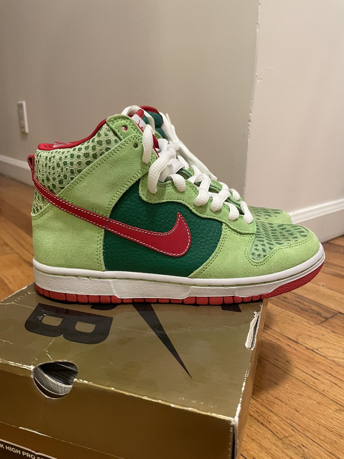 Nike SB Nike SB Dunk High Motley Crue Dr. Feelgood size 6 green red Size US 6 / EU 39 - 3 Thumbnail