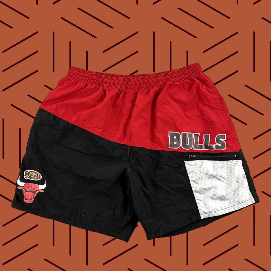 Mitchell & Ness VINTAGE MITCHELL & NESS Shorts Mens 2XL-XXL 7" Red Black Chicago Bulls NBA Basketball Shorts Mens Regular 2XL Black Red Bulls Size US 39 - 1 Thumbnail