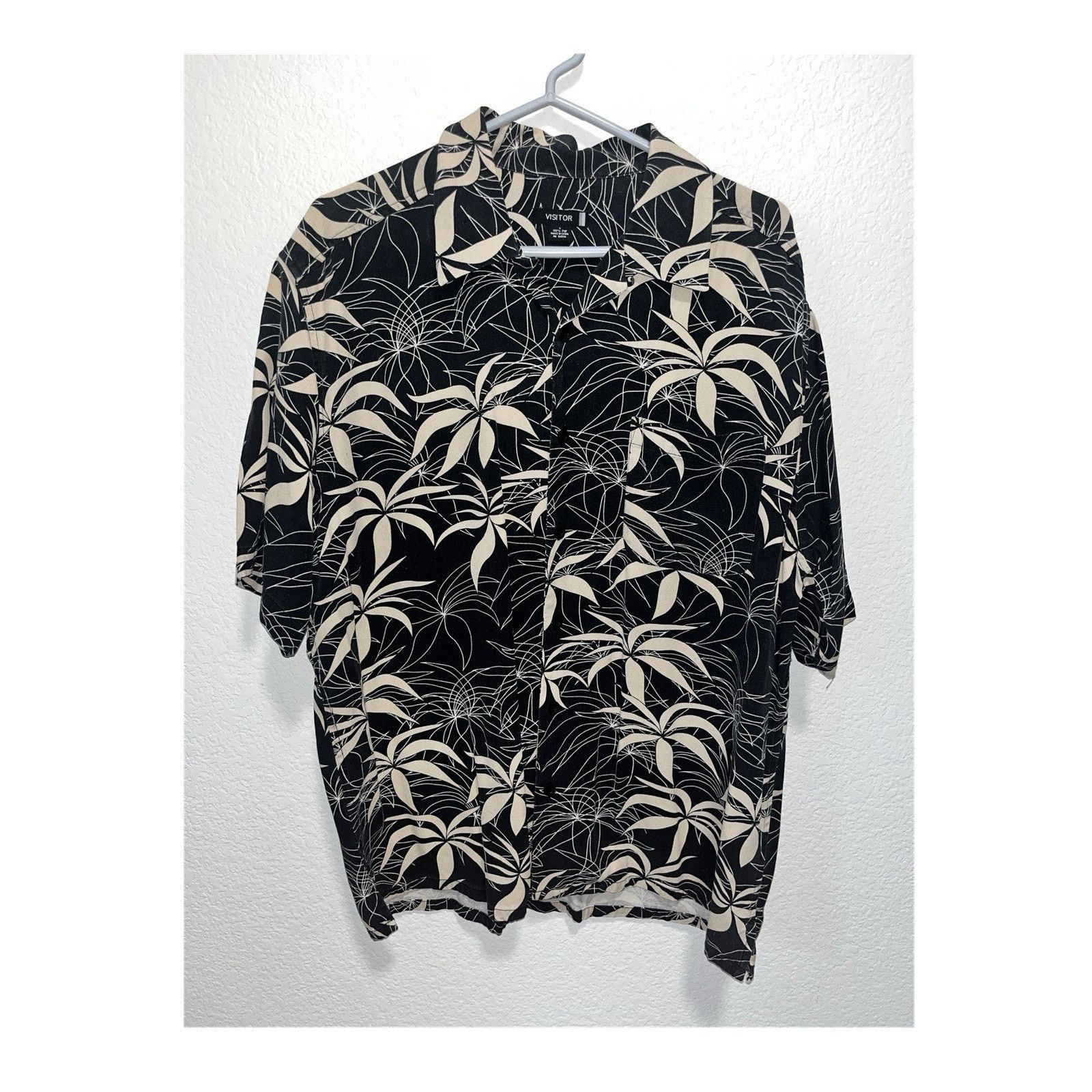 Tommy Bahama Visitor Silk Hawaiian Shirt Large Black Beige Floral Button Size US L / EU 52-54 / 3 - 1 Thumbnail