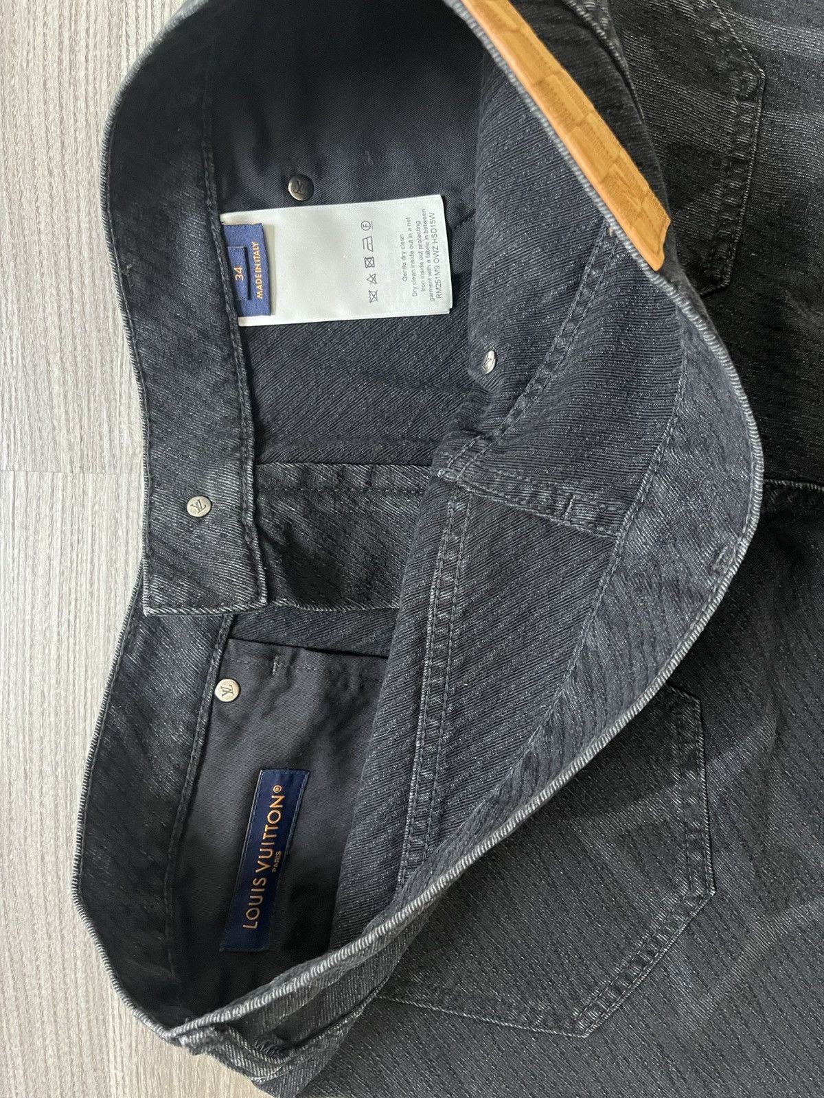 Louis Vuitton Louie Vuitton black gradient logo denim pants Size US 34 / EU 50 - 4 Thumbnail