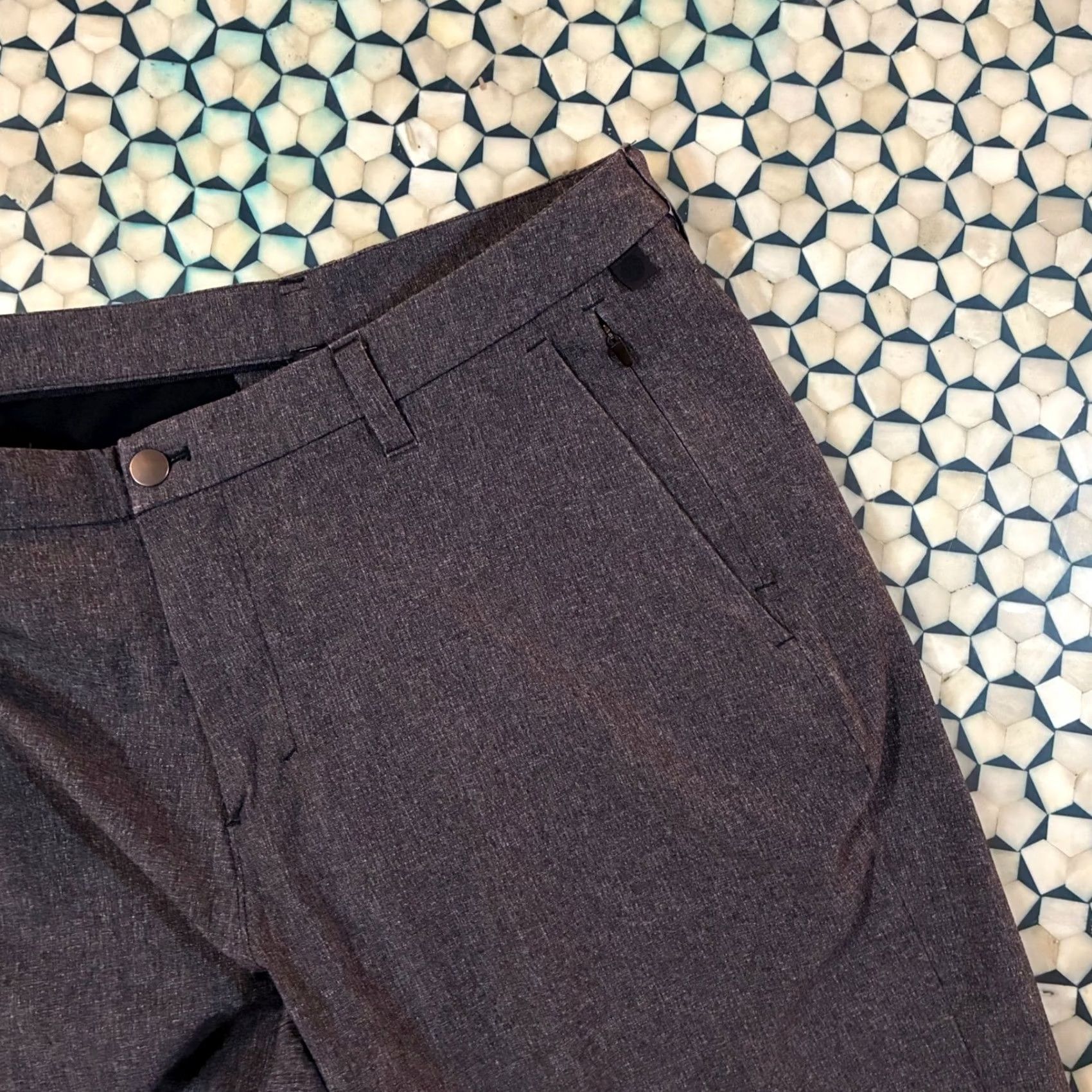 Lululemon EUC Lululemon Commission 9" Shorts Charcoal Gray Mens 34 Performance Stretch Size US 34 / EU 50 - 3 Thumbnail