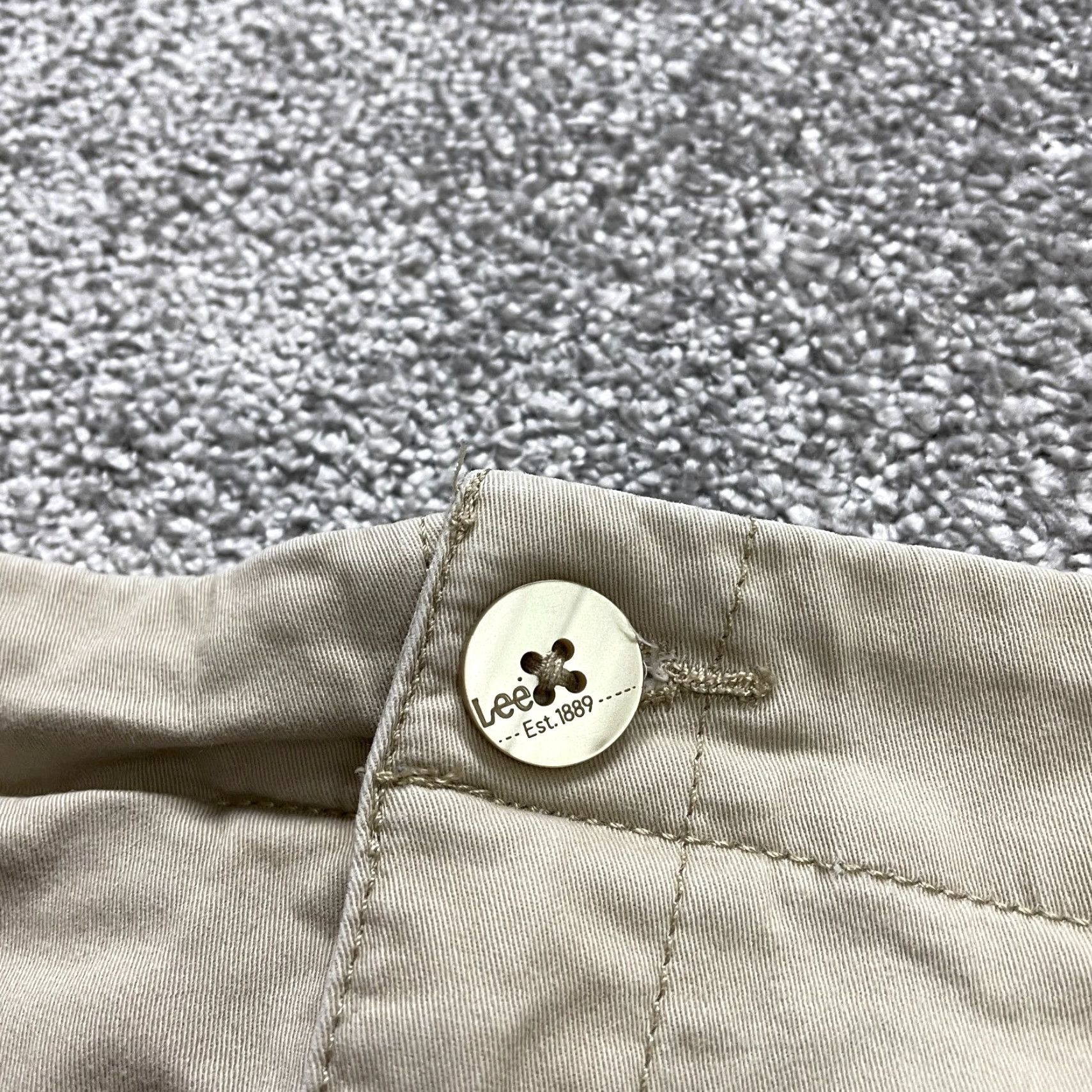 Lee Lee Bermuda Shorts Womens 18 Regular Mid Rise Beige Knit Casual Summer Safari 6 in Inseam Pocket Pockets Pre-Owned? Size 40" / US 18 - 7 Thumbnail