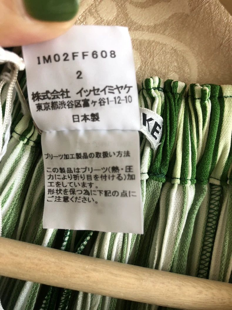 Issey Miyake Issey Miyake size:2 Green vertical striped pleated radish Size 22" - 4 Thumbnail