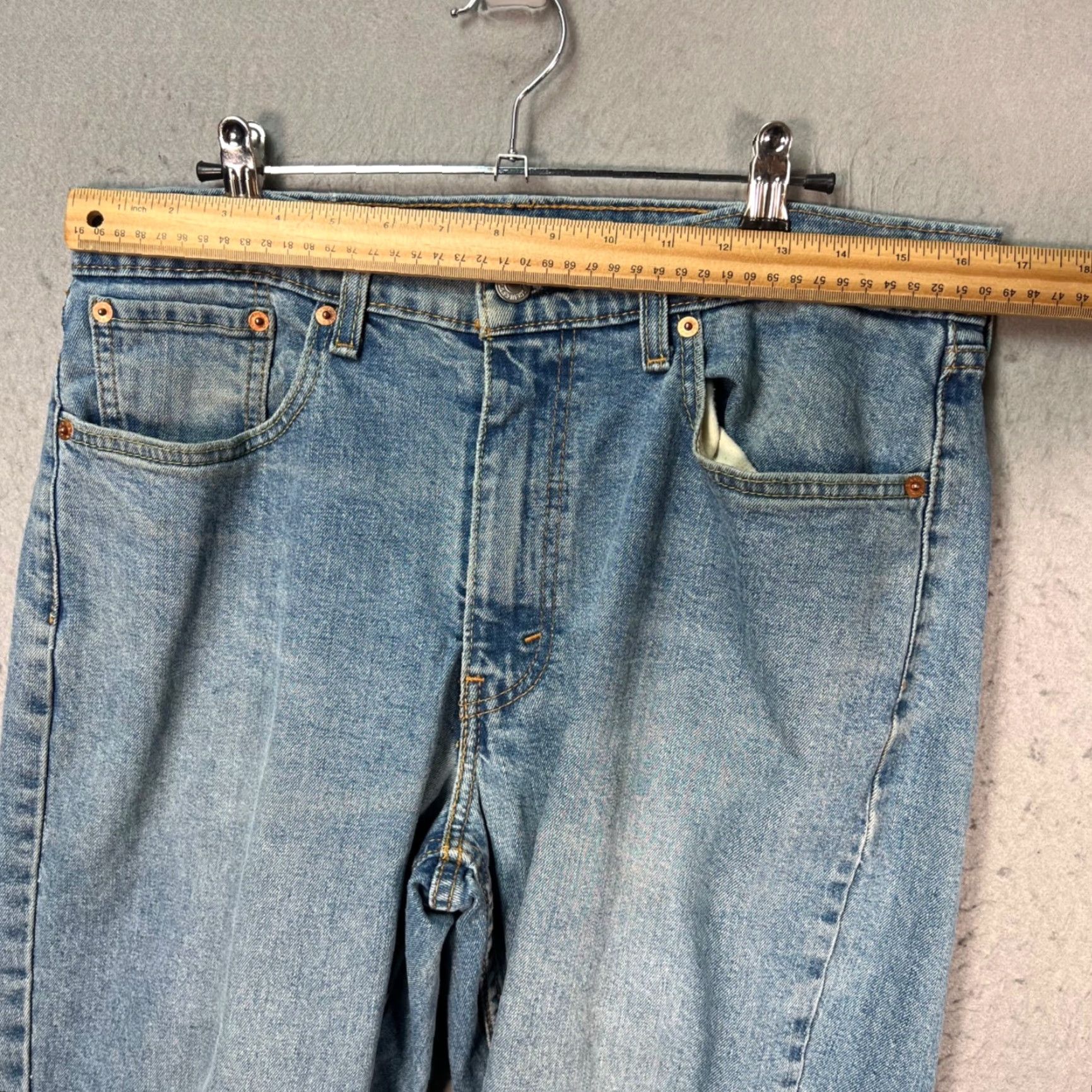 Levi's Levi's 550 Mens Jeans Relaxed Fit 33x32 Light Wash 100% Cotton Denim Blue 5-Pocket Straight Regular Size Mens Jeans Size US 33 - 6 Thumbnail