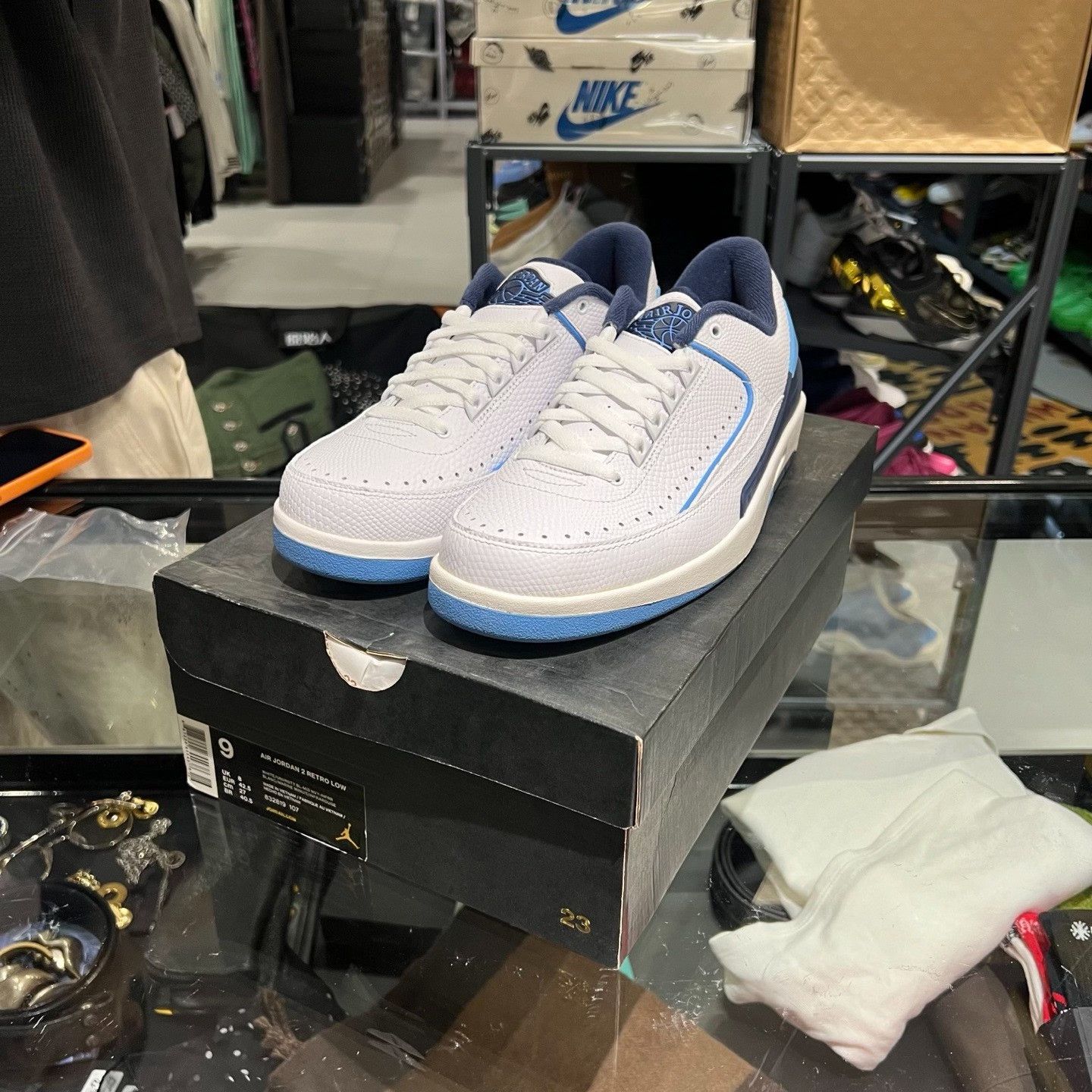 Nike Nike White Lowtop Sneakers 9.5 Men Size US 9.5 / EU 42-43 - 1 Thumbnail
