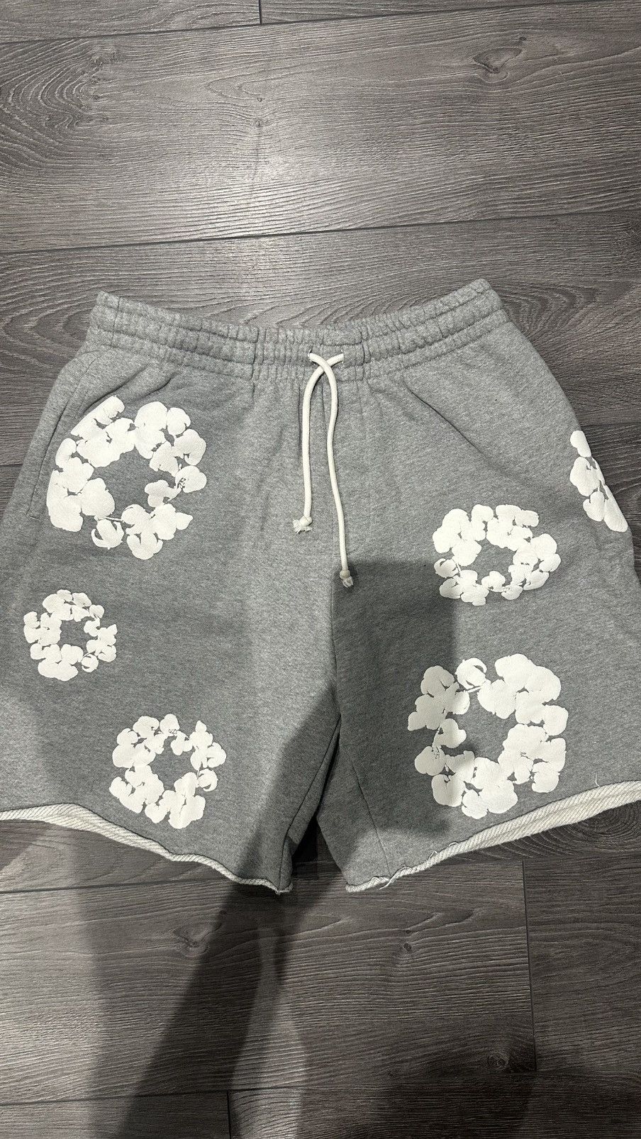DENIM TEARS Denim Tears the Cotton Wreath Shorts Grey Size US 30 / EU 46 - 1 Thumbnail