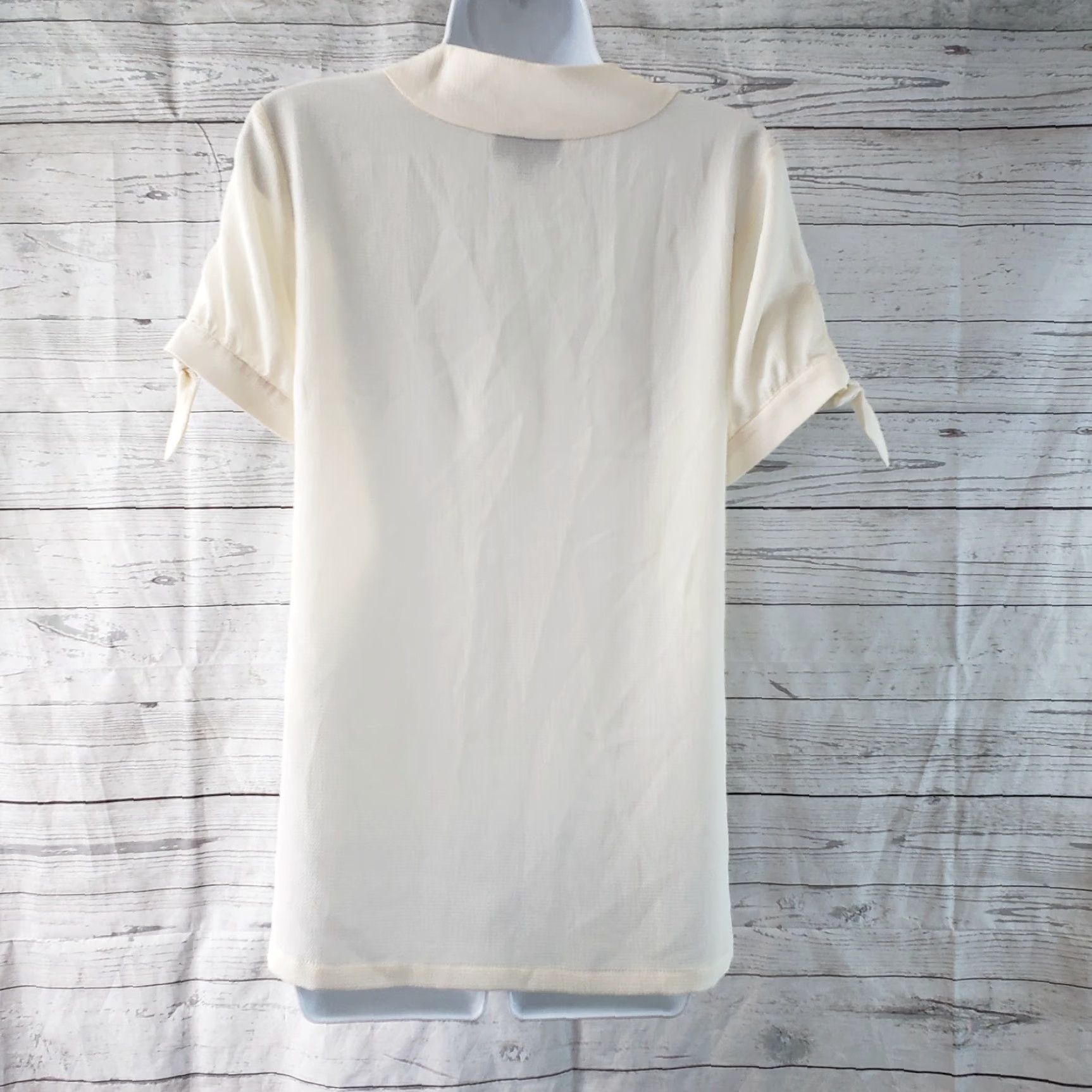 Vintage Modcloth Womens Blouse Short Sleeve V-Neck Solid Ivory M Adult Womens Blouse V-Neck Crema Ivory 90s Vintage? Size M / US 6-8 / IT 42-44 - 4 Thumbnail