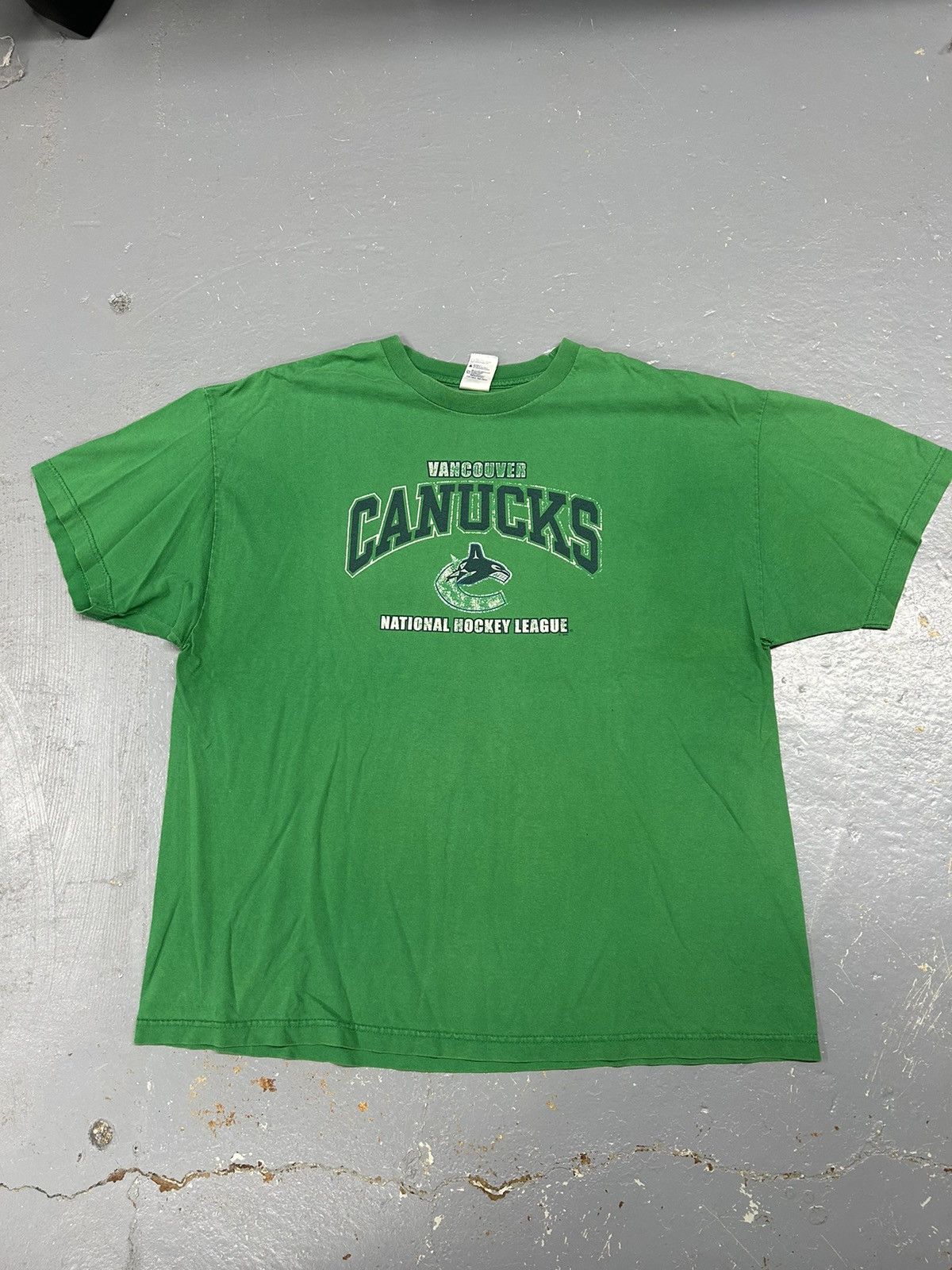 NHL × Vintage Crazy Vintage Y2K Essential Vancouver Canucks NHL Tee Shirt Size US XXL / EU 58 / 5 - 1 Thumbnail