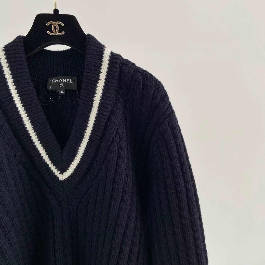 Chanel Chanel Navy Blue knit V-neck pullover 34 Size XS / US 0-2 / IT 36-38 - 4 Thumbnail