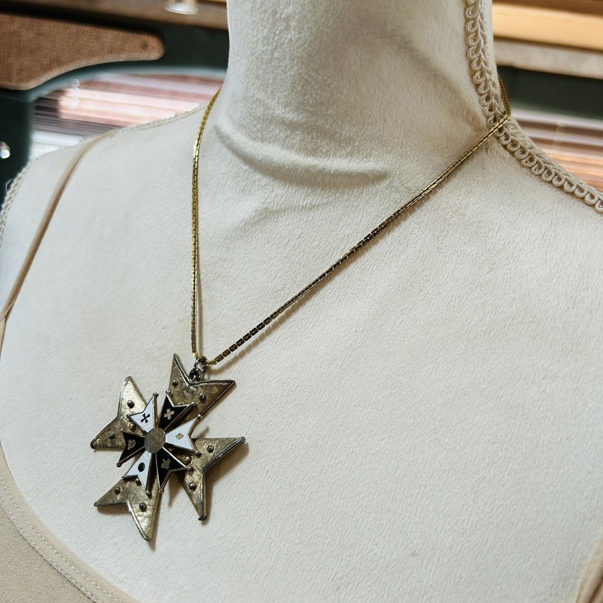 Vintage Vintage large enamel Maltese cross pendant on chain necklace Size ONE SIZE - 3 Thumbnail